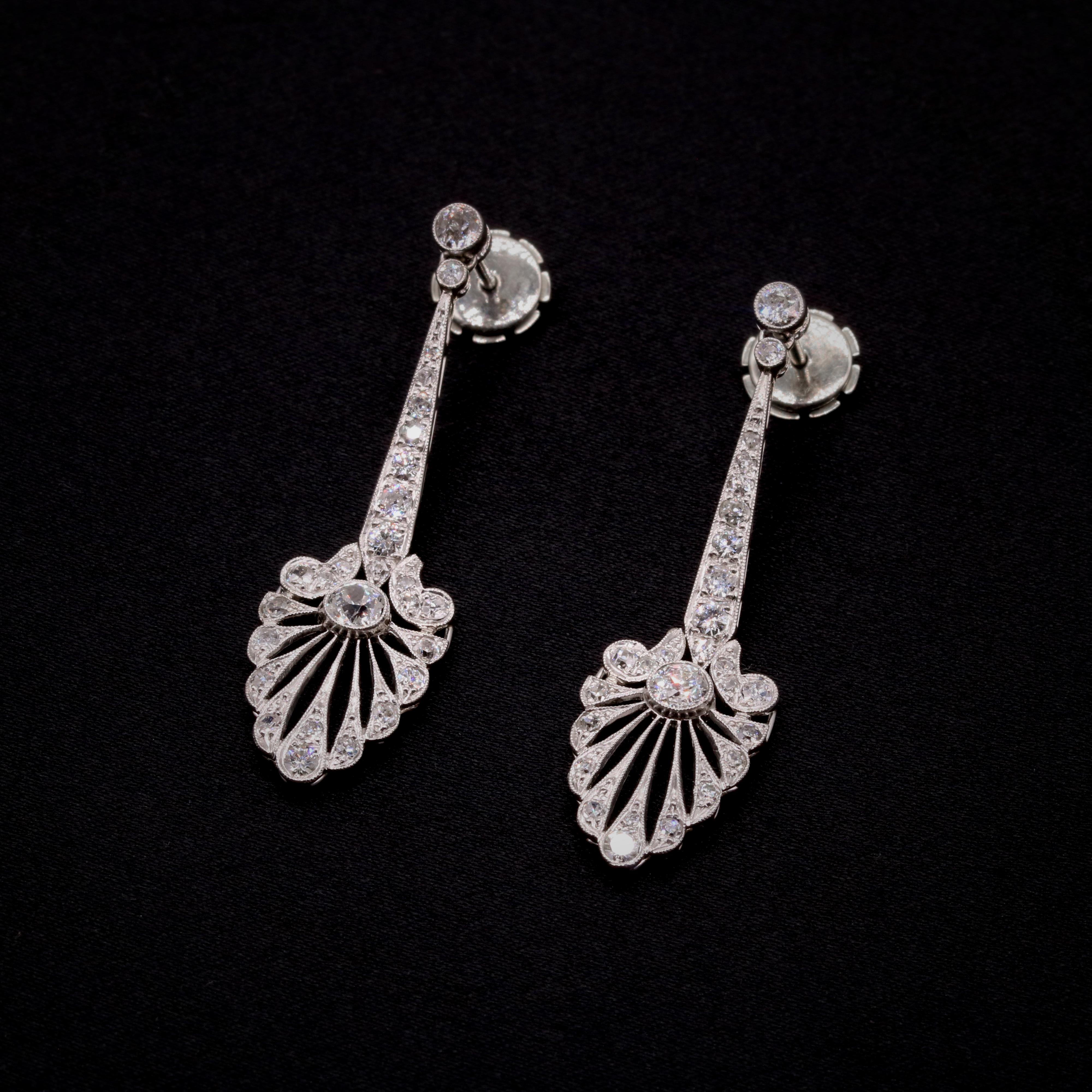Une paire de boucles d'oreilles en diamant ancien, platine et or blanc, comprenant chacune vingt-six diamants de taille ancienne, en platine, avec des fermetures en or blanc. 

Ce que je préfère dans ces boucles d'oreilles pendantes édouardiennes en
