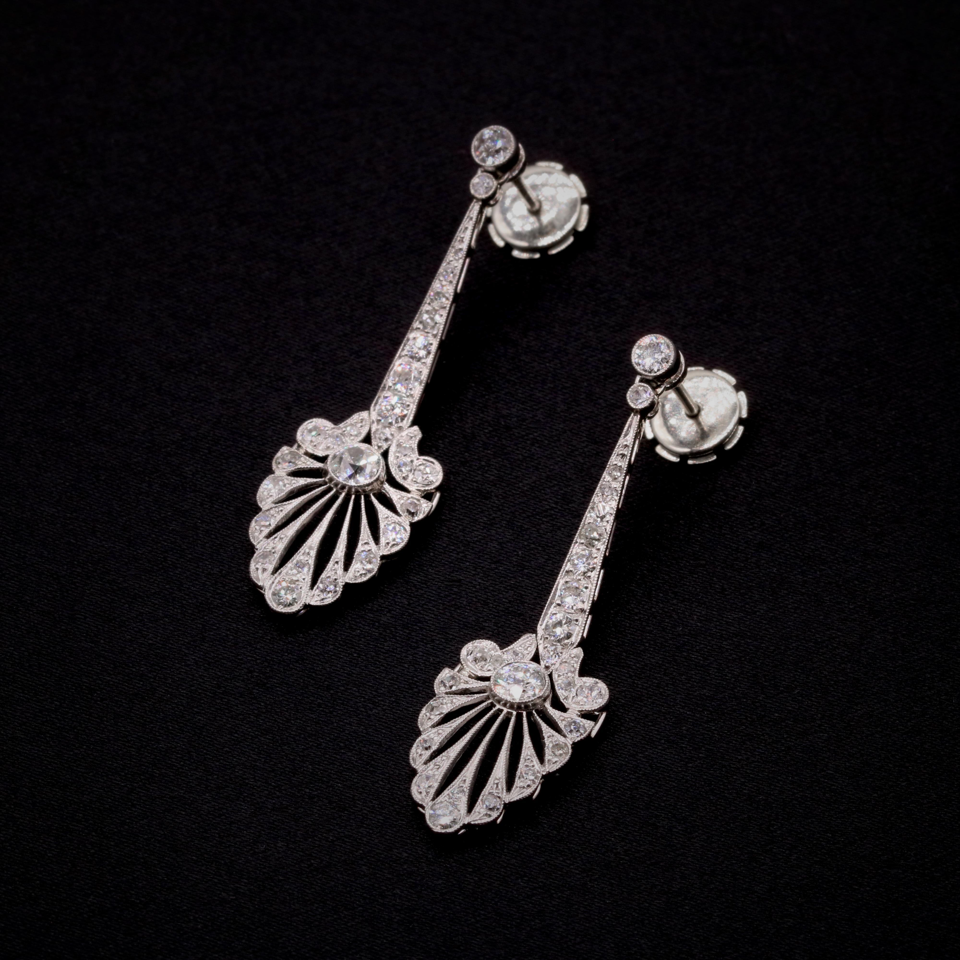 Édouardien Boucles d'oreilles pendantes palmettes en platine vieilli 2.26ctw diamant taille européenne en vente