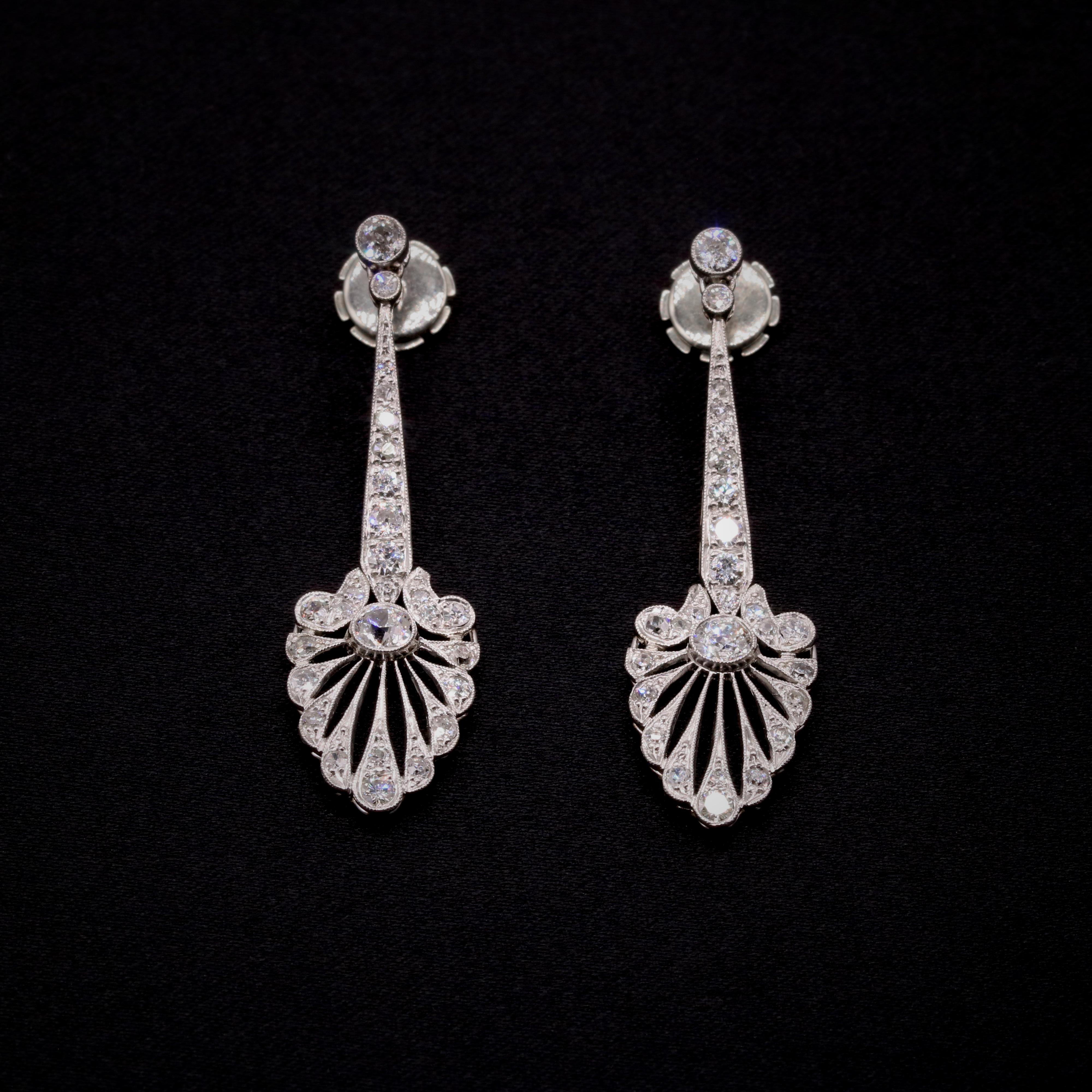 Boucles d'oreilles pendantes palmettes en platine vieilli 2.26ctw diamant taille européenne Bon état - En vente à Staines-Upon-Thames, GB