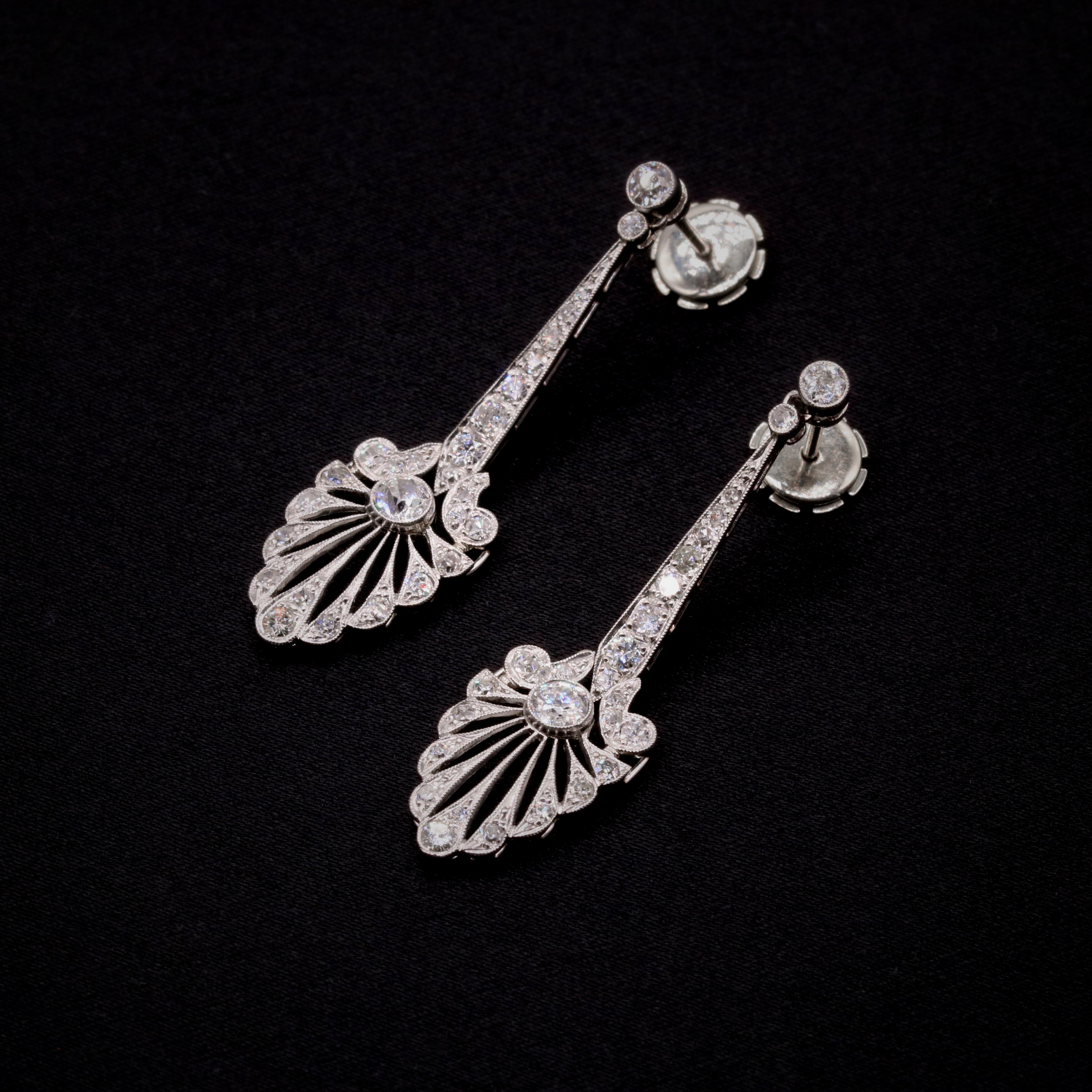 Boucles d'oreilles pendantes palmettes en platine vieilli 2.26ctw diamant taille européenne en vente 2