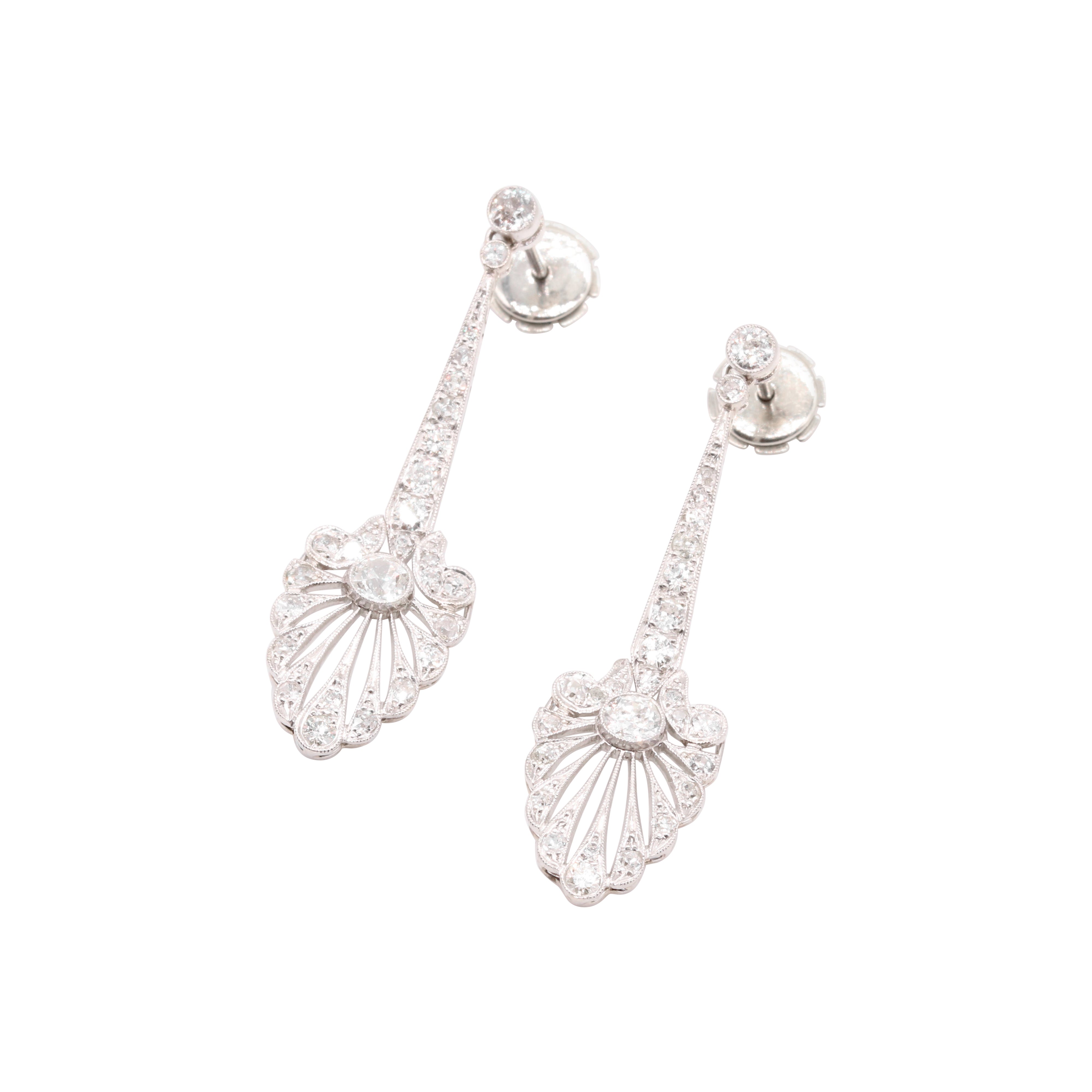 Boucles d'oreilles pendantes palmettes en platine vieilli 2.26ctw diamant taille européenne en vente