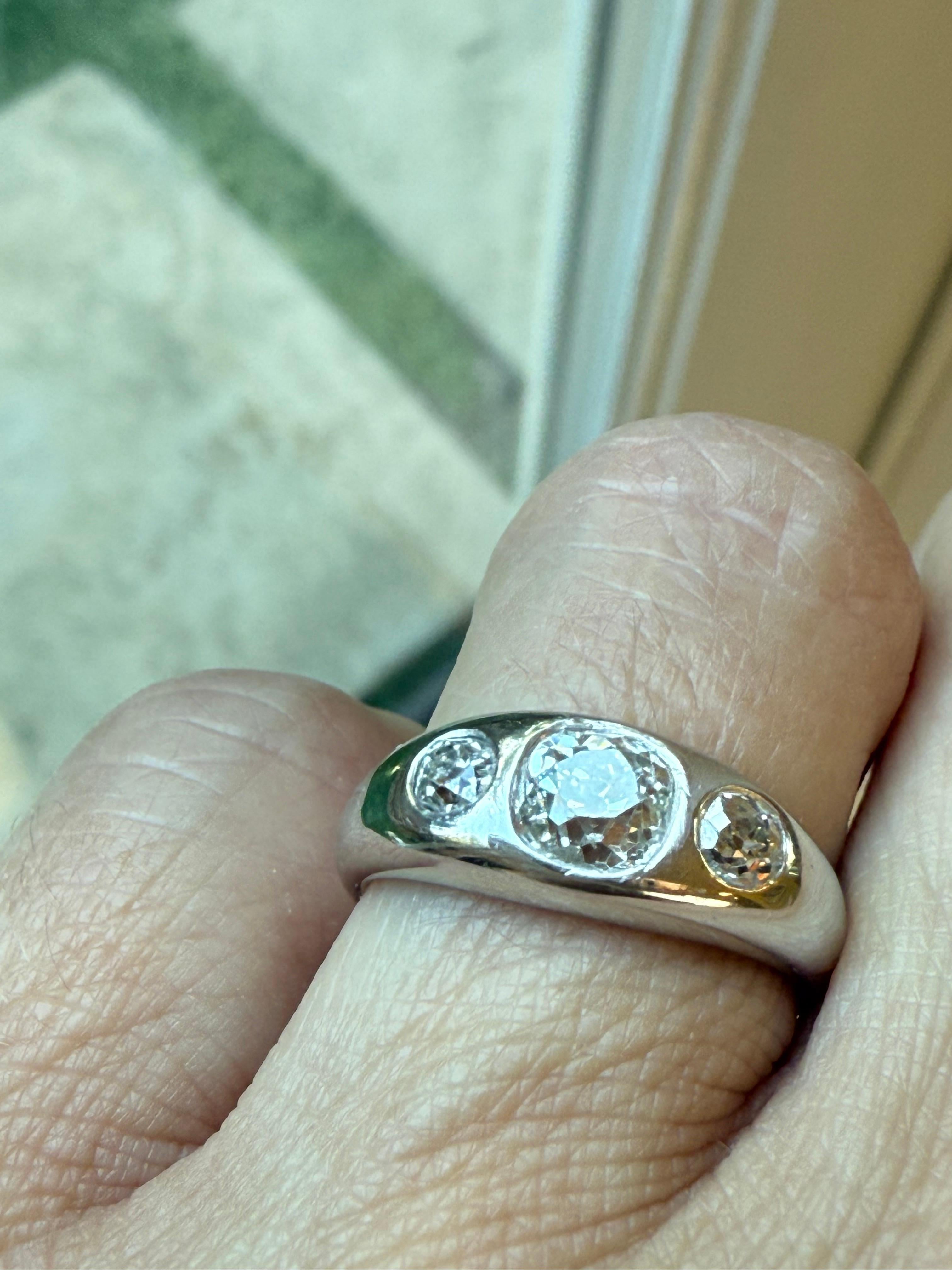 Belle Époque Antique Platinum 3-Stone Old Mine Cut Diamond Gypsy Ring