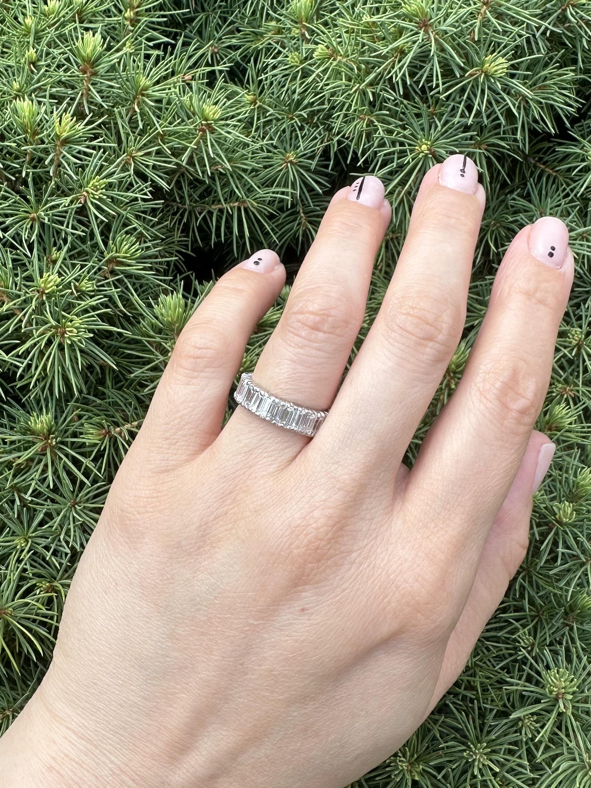 --Pierre(s) :...
(27) Diamants naturels véritables - taille baguette droite - double sertissage - couleur H/I - pureté VS1/VS2 - 3,50ctw (approx.)

MATERIAL : Platine massif .700+ (ancien et fait à la main)
Poids : 6,5 grammes
Taille de la bague :