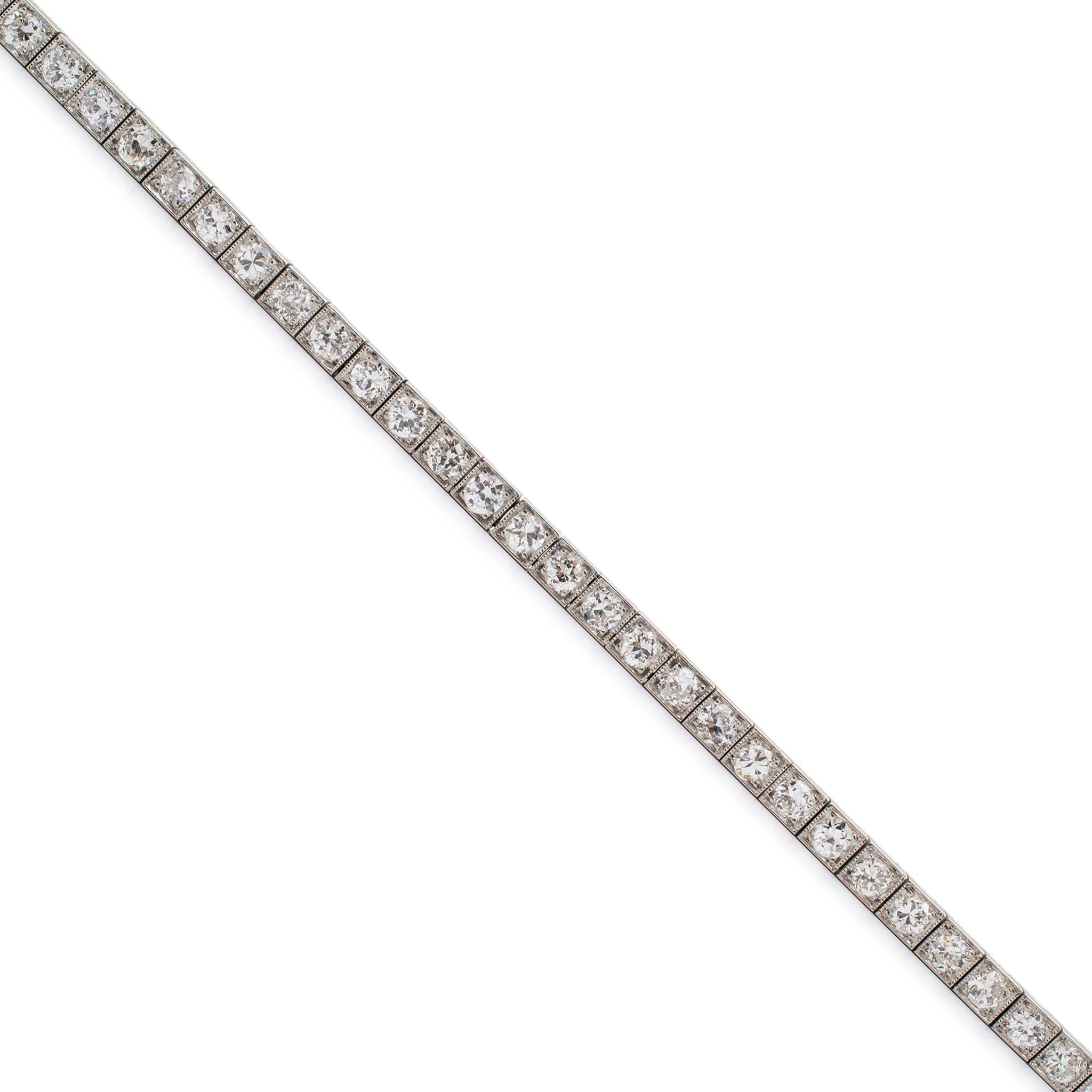 Genere: Donna

Tipo di metallo: Platino 900

Lunghezza: 7,00 pollici

Larghezza: 3,30 mm

Peso: 15,26 grammi

Una donna  bracciale tennis in platino 900 filigranato e diamanti. Il metallo è stato testato e si è stabilito che si trattava di platino
