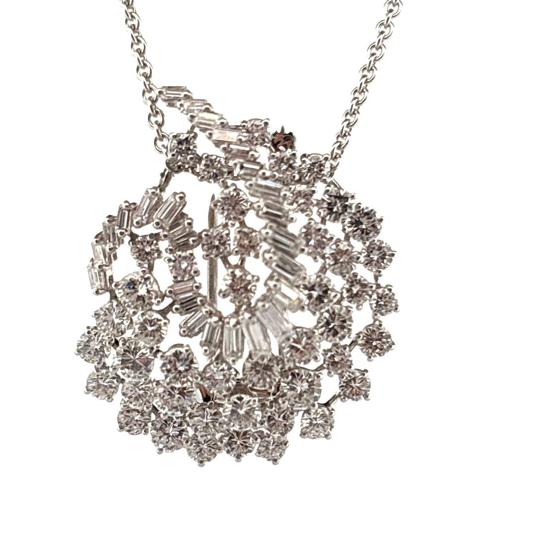 Antike Platin 5,00 Karat Runde & Baguette Cut Diamant Brosche Anhänger (Art déco) im Angebot