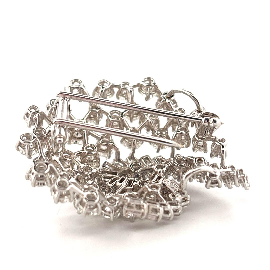 Antike Platin 5,00 Karat Runde & Baguette Cut Diamant Brosche Anhänger (Radiantschliff) im Angebot