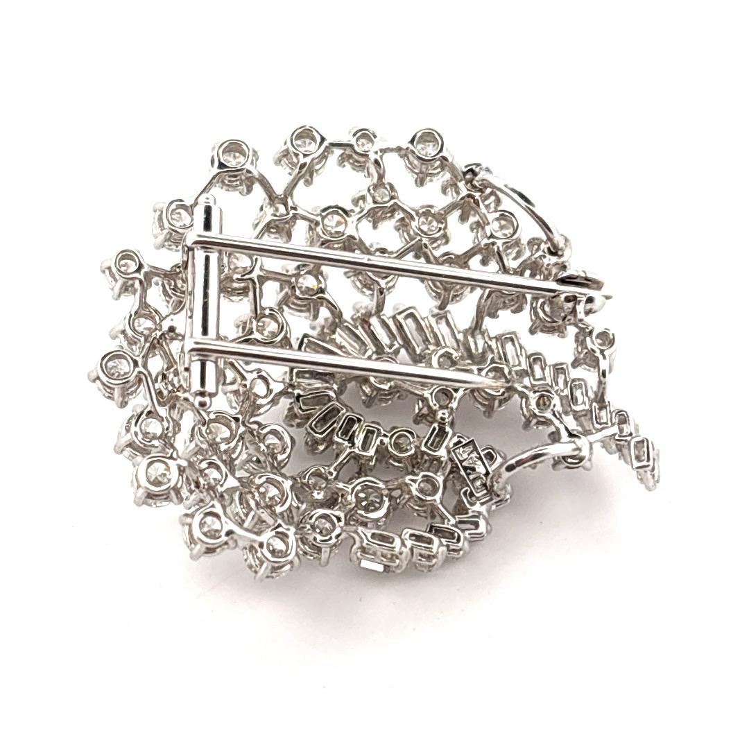 Antike Platin 5,00 Karat Runde & Baguette Cut Diamant Brosche Anhänger im Zustand „Hervorragend“ im Angebot in Sewickley, PA