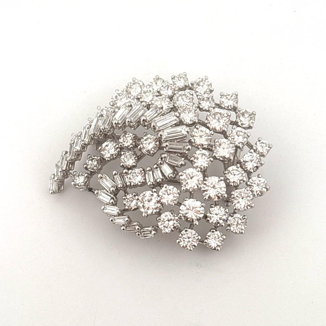 Antike Platin 5,00 Karat Runde & Baguette Cut Diamant Brosche Anhänger im Angebot 2