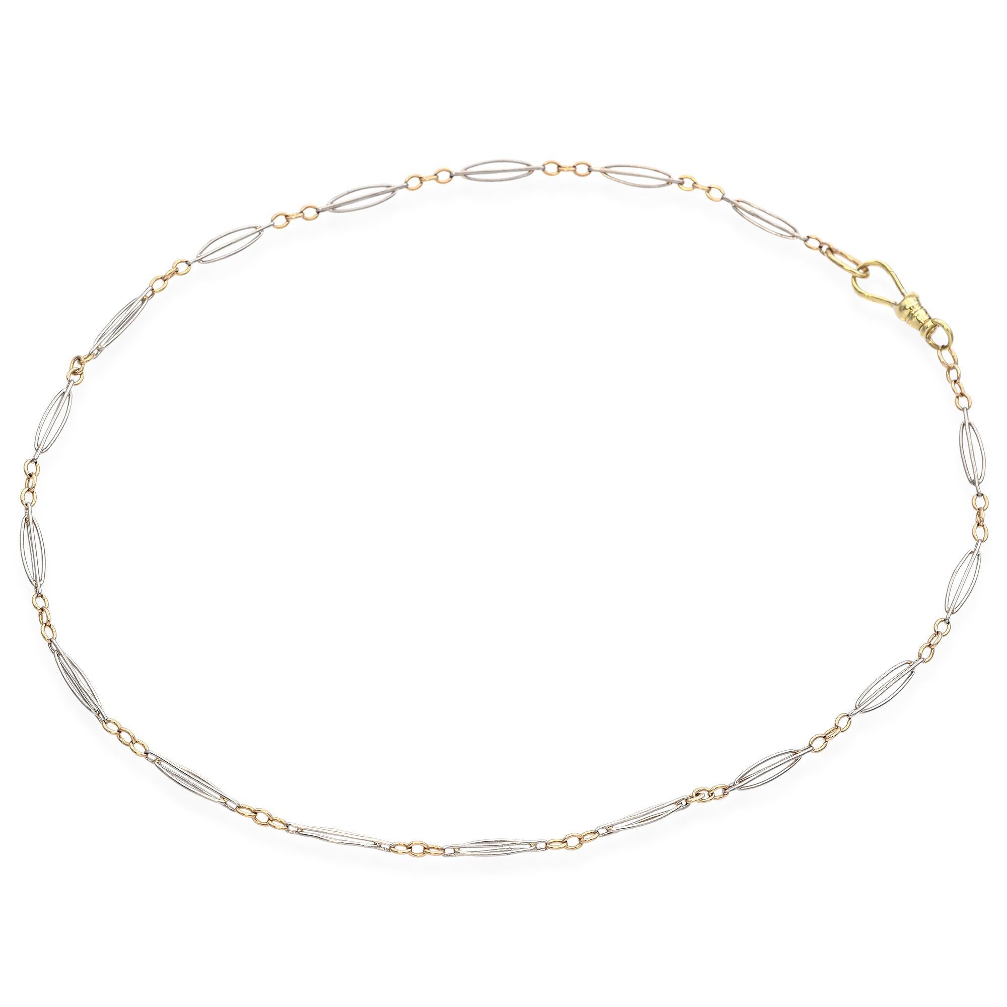 Collier ancien du 19e siècle en or 14k et platine. Ce collier exquis présente une alternance de maillons allongés en platine et de petits maillons en or, créant un design délicat et élégant. Le travail artisanal met en valeur le contraste entre les