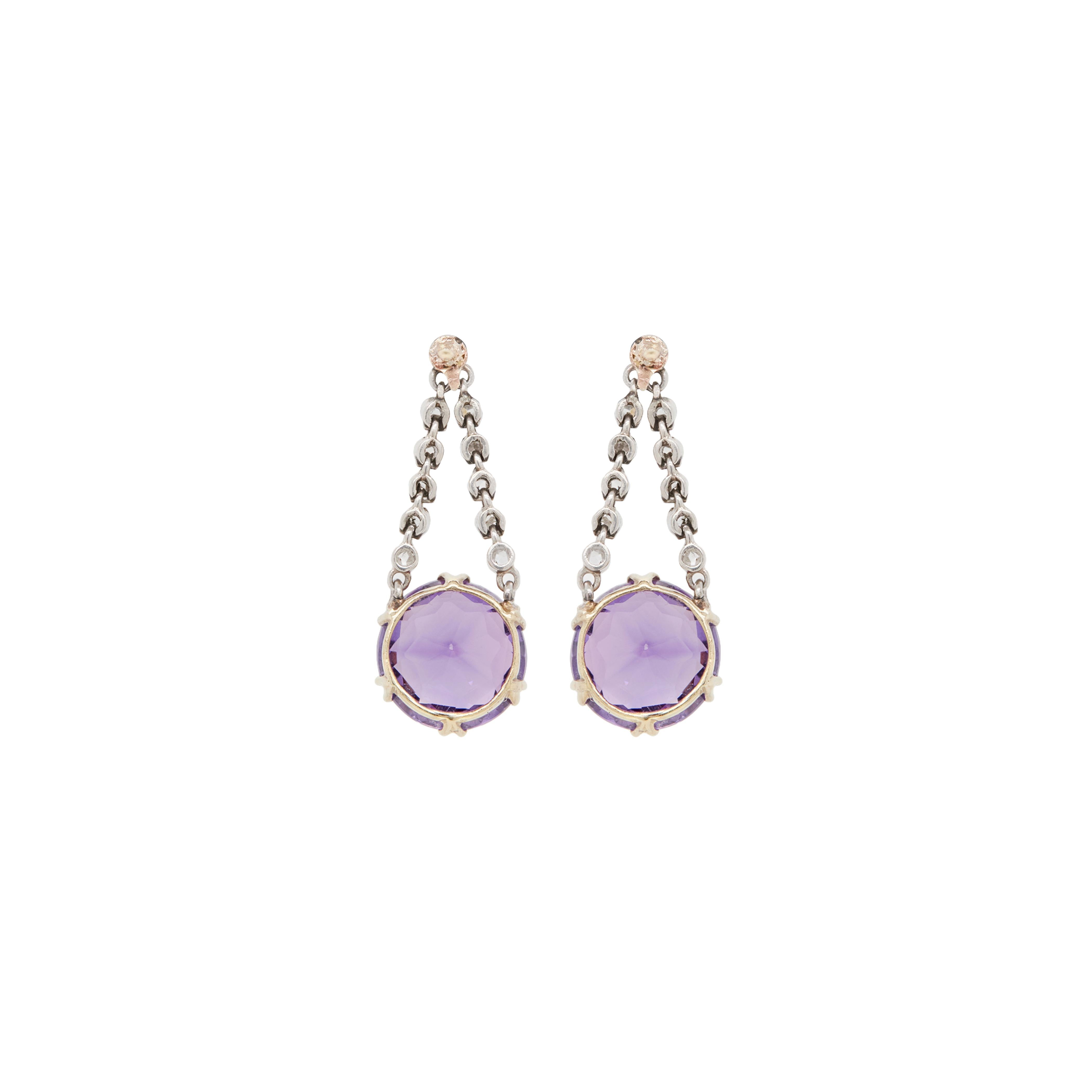 Ces superbes boucles d'oreilles anciennes en améthyste, perle et diamant sont nouvelles dans notre collection et sont tout simplement divines. 

Les améthystes sont de belle qualité et sont discrètement serties dans des montures en or jaune 18