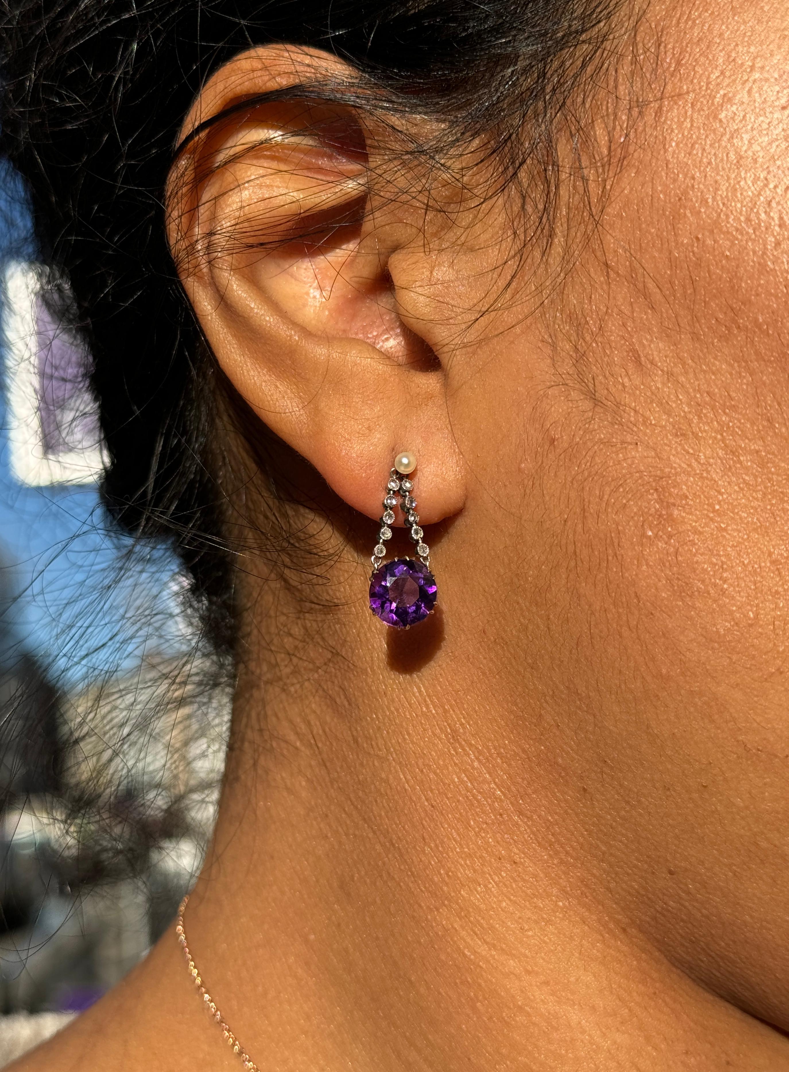 Taille ronde Boucles d'oreilles pendantes anciennes en platine et or jaune 18 carats avec améthyste, perle et diamants en vente
