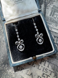 Antike Platin- und Diamant-Tropfen-Ohrringe mit Schleife