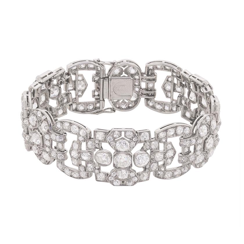 Ein luxuriöses Ensemble aus altgeschliffenen Diamanten funkelt aus jedem Blickwinkel in diesem atemberaubenden Armband aus Platin und Diamanten, das an der Schwelle zwischen dem späten Viktorianischen und dem frühen Edwardianischen Zeitalter