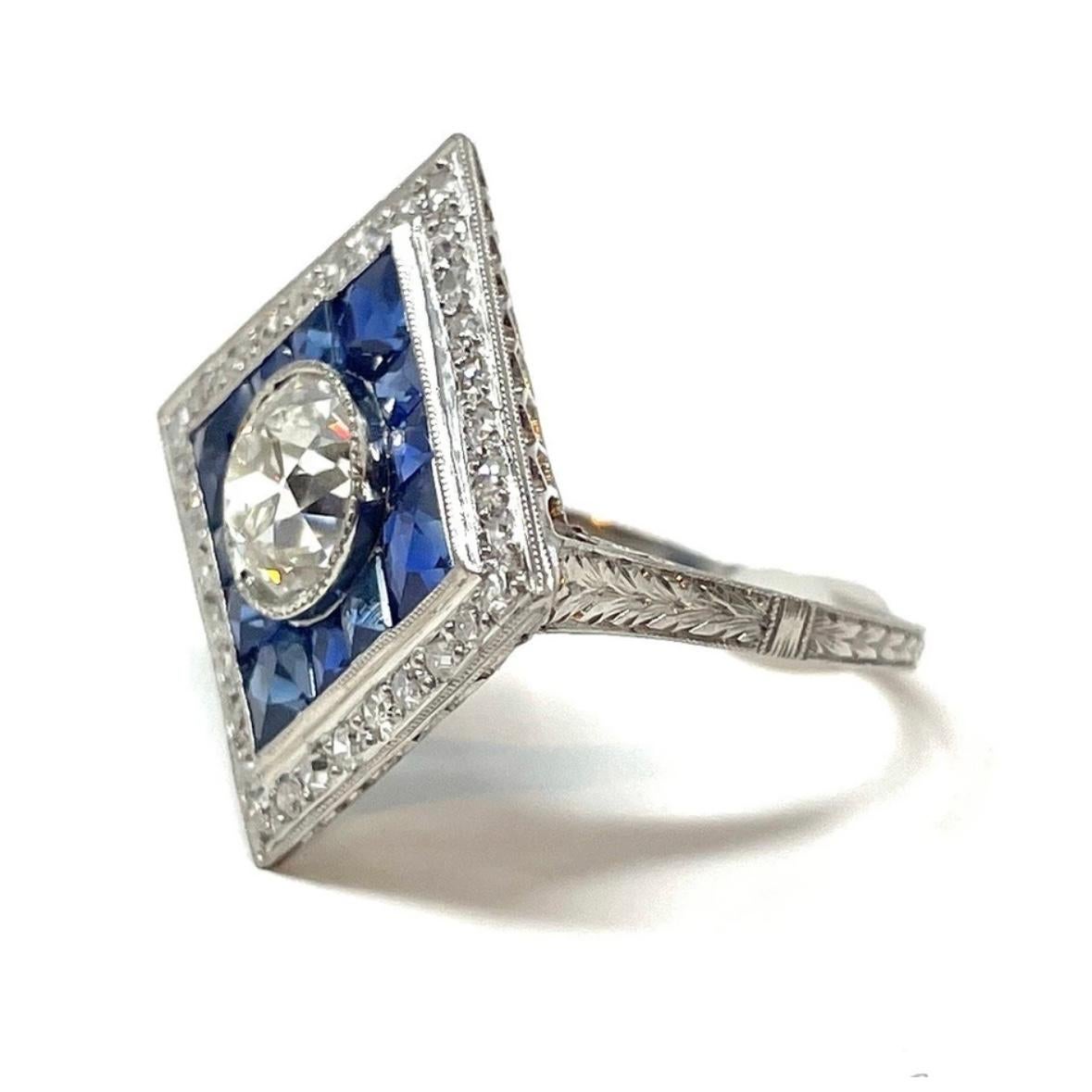 Magnifique bague de cocktail Art déco en saphir et diamant. Le diamant central de taille européenne ancienne mesure environ 1,50 carat et est entouré de saphirs de taille calibre d'un poids total d'environ 1,89 carat et de diamants de taille unique