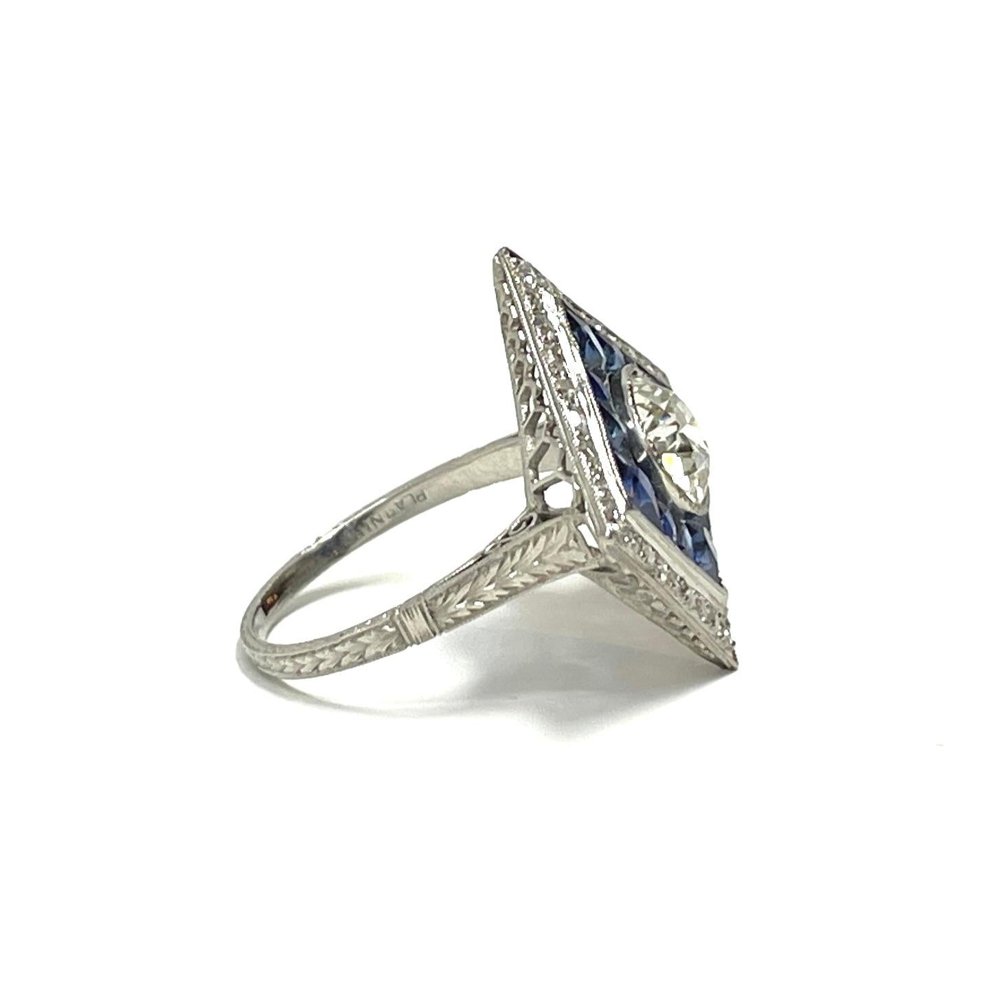 Bague Art déco ancienne en platine avec diamants et saphirs en vente 1
