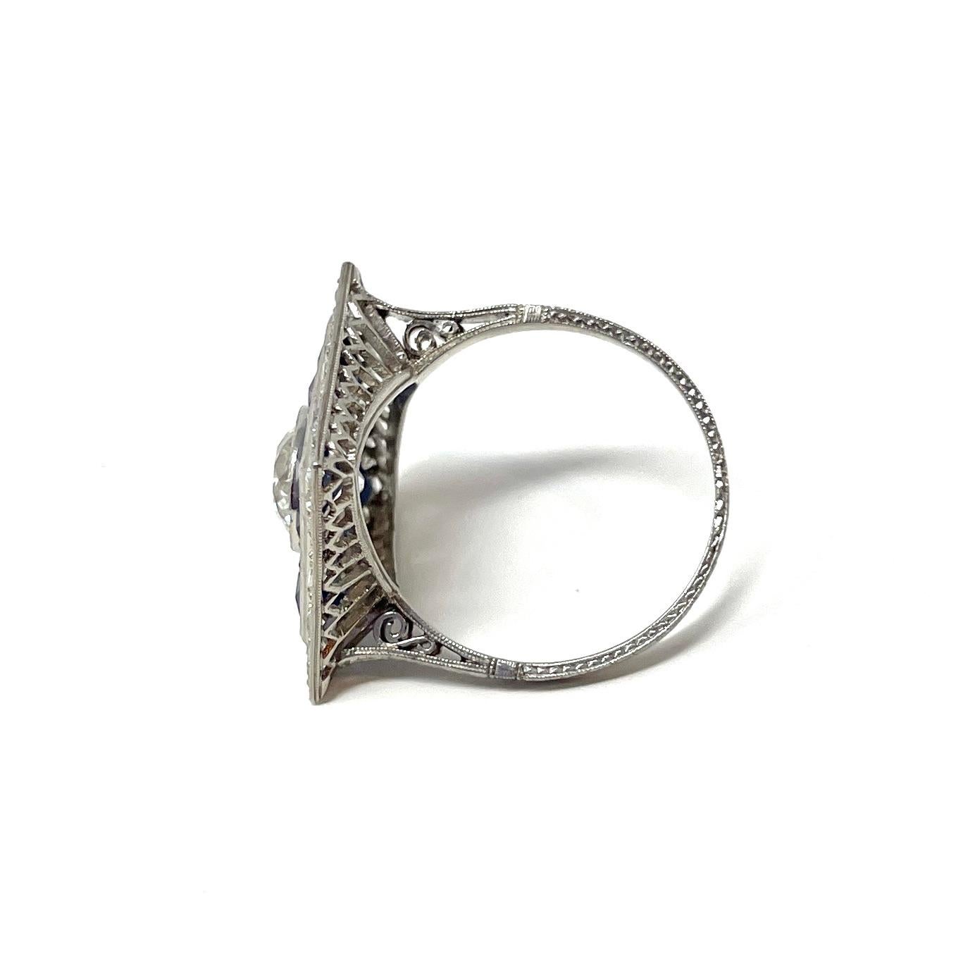 Bague Art déco ancienne en platine avec diamants et saphirs en vente 2