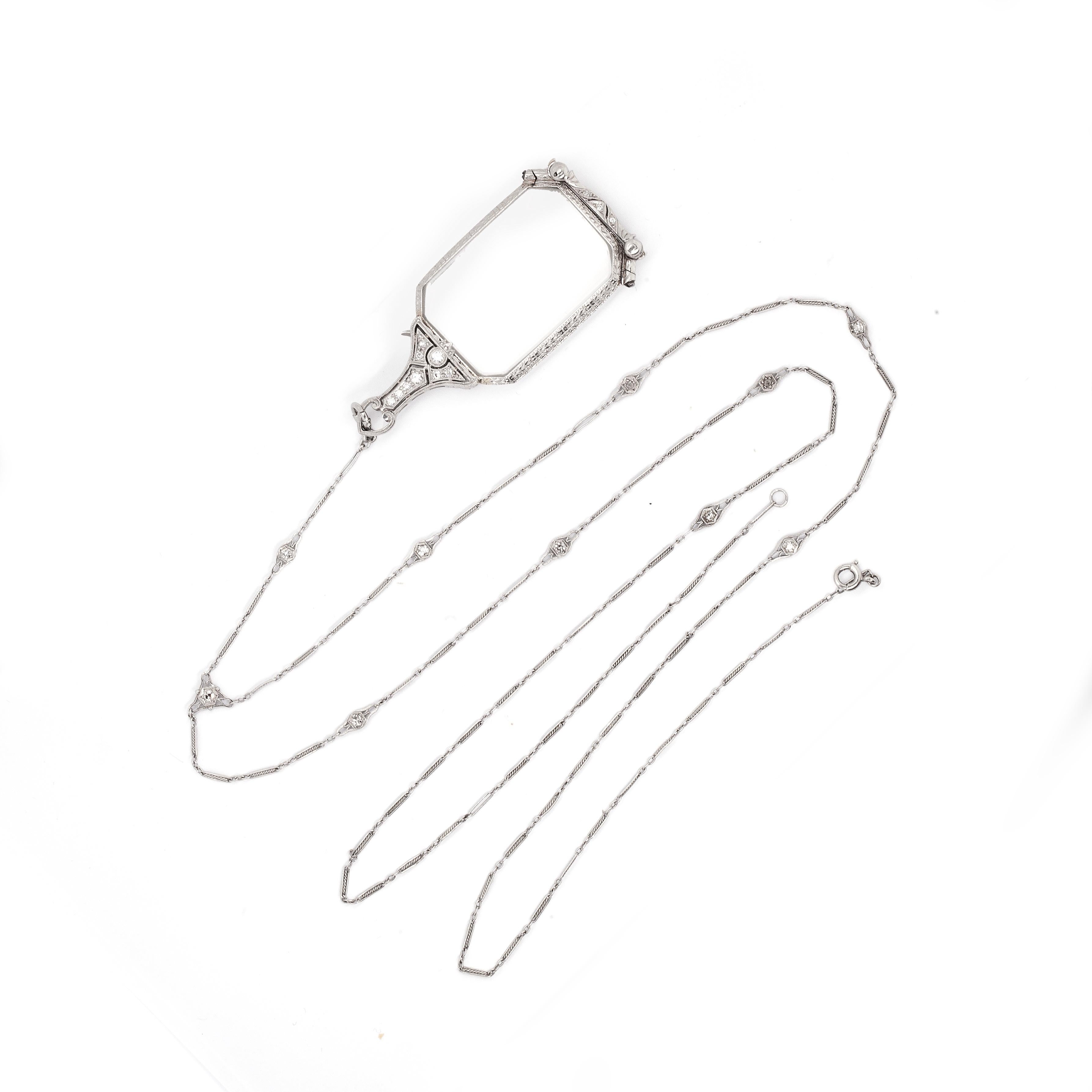 Nous sommes fiers de présenter ces spectaculaires lunettes pliantes lorgnettes en platine de l'Arte Antiques, qui font désormais partie de notre collection diversifiée de bijoux anciens.

Ces magnifiques lunettes présentent une monture octogonale