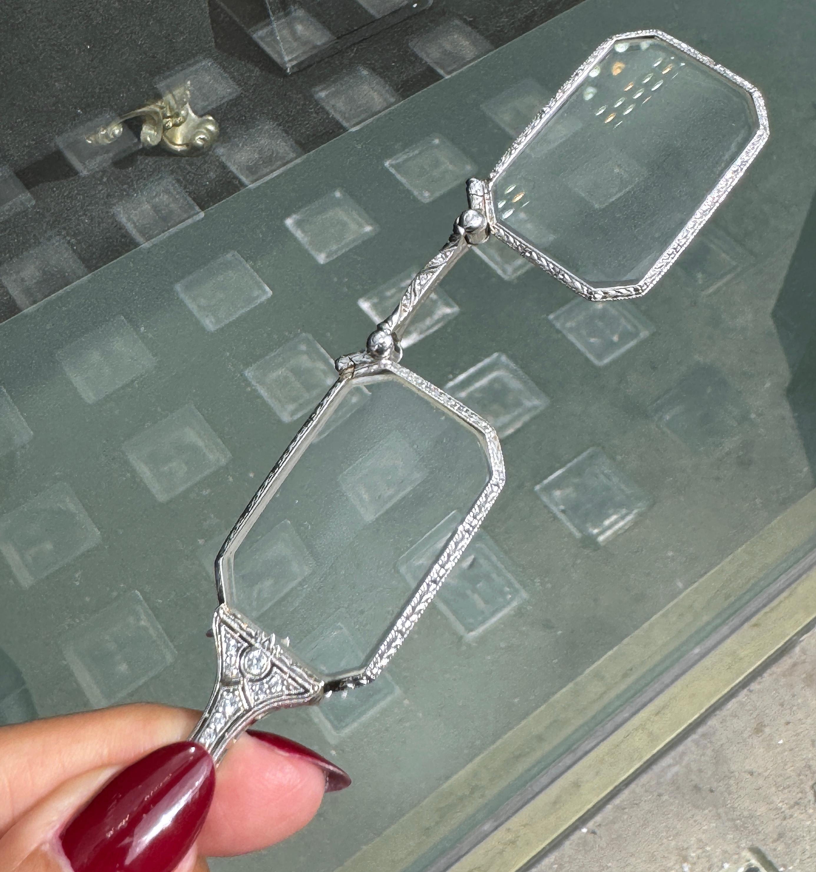 Verres Art Déco Lorgnette pliants en platine anciens avec chaîne Lariat en vente 2