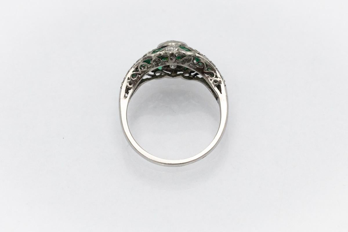 Antique Platinum Art Deco ring with emeralds and diamonds, circa 1930s. In Good Condition For Sale In Chorzów, PL
