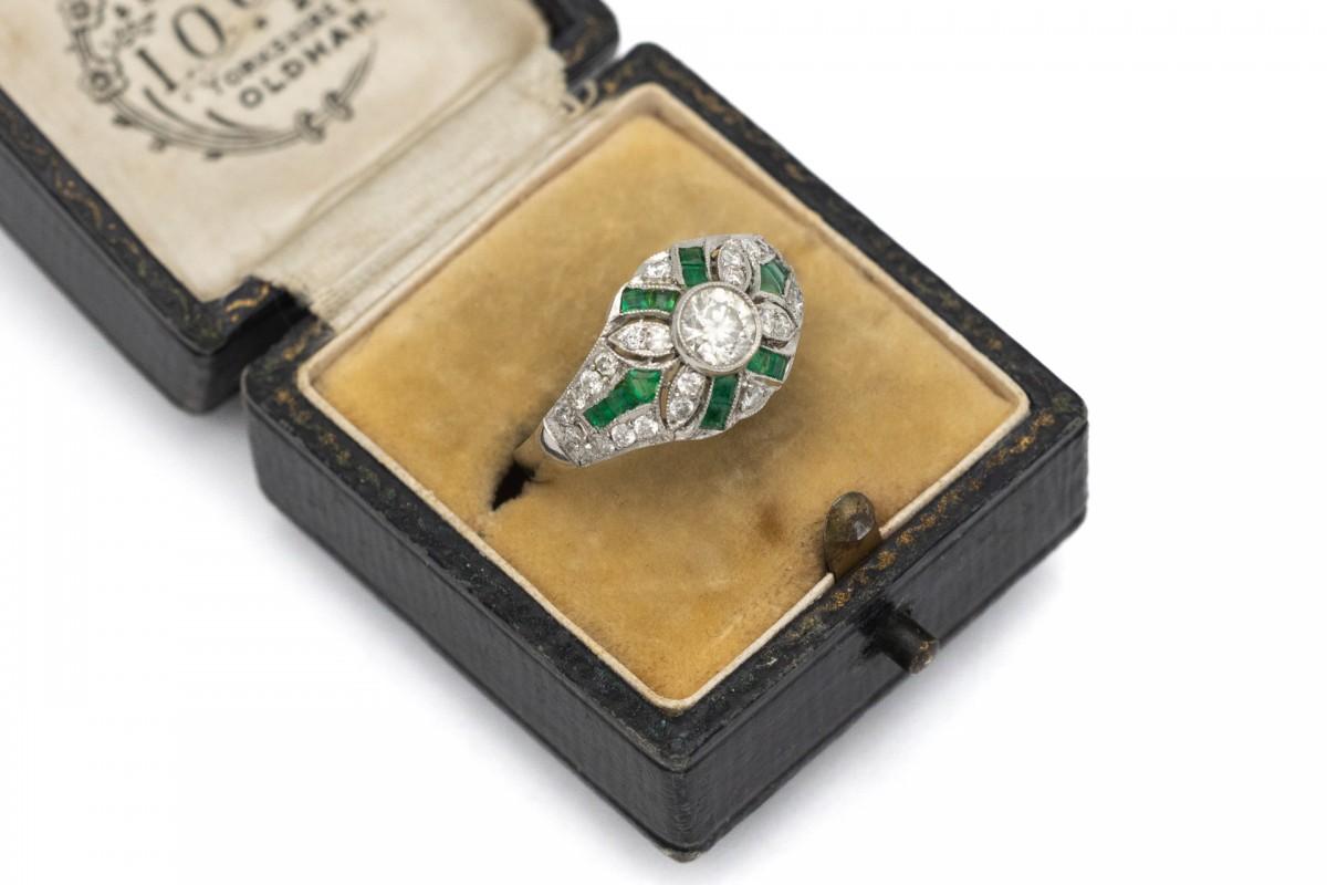Women's or Men's Antique Platinum Art Deco ring with emeralds and diamonds, circa 1930s. For Sale