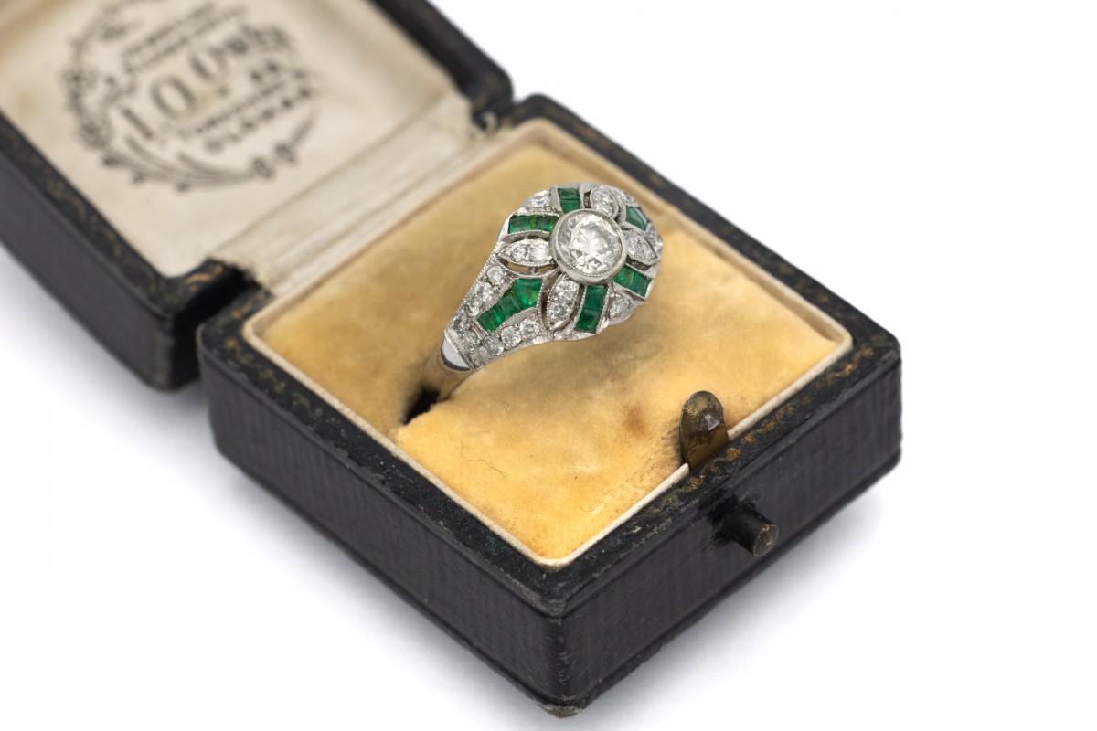 Antique Platinum Art Deco ring with emeralds and diamonds, circa 1930s. 1