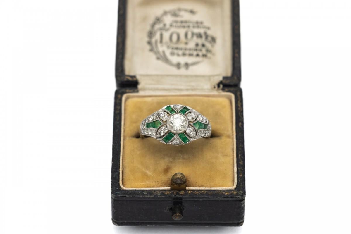 Antique Platinum Art Deco ring with emeralds and diamonds, circa 1930s. 2