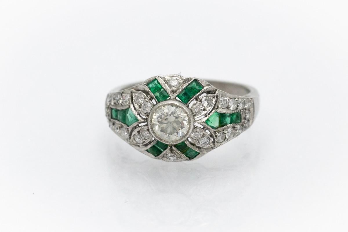 Antique Platinum Art Deco ring with emeralds and diamonds, circa 1930s. For Sale 3