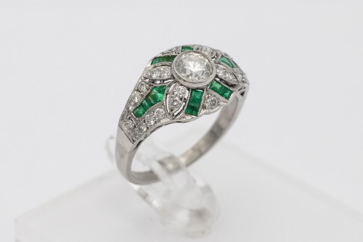 Antique Platinum Art Deco ring with emeralds and diamonds, circa 1930s. 4