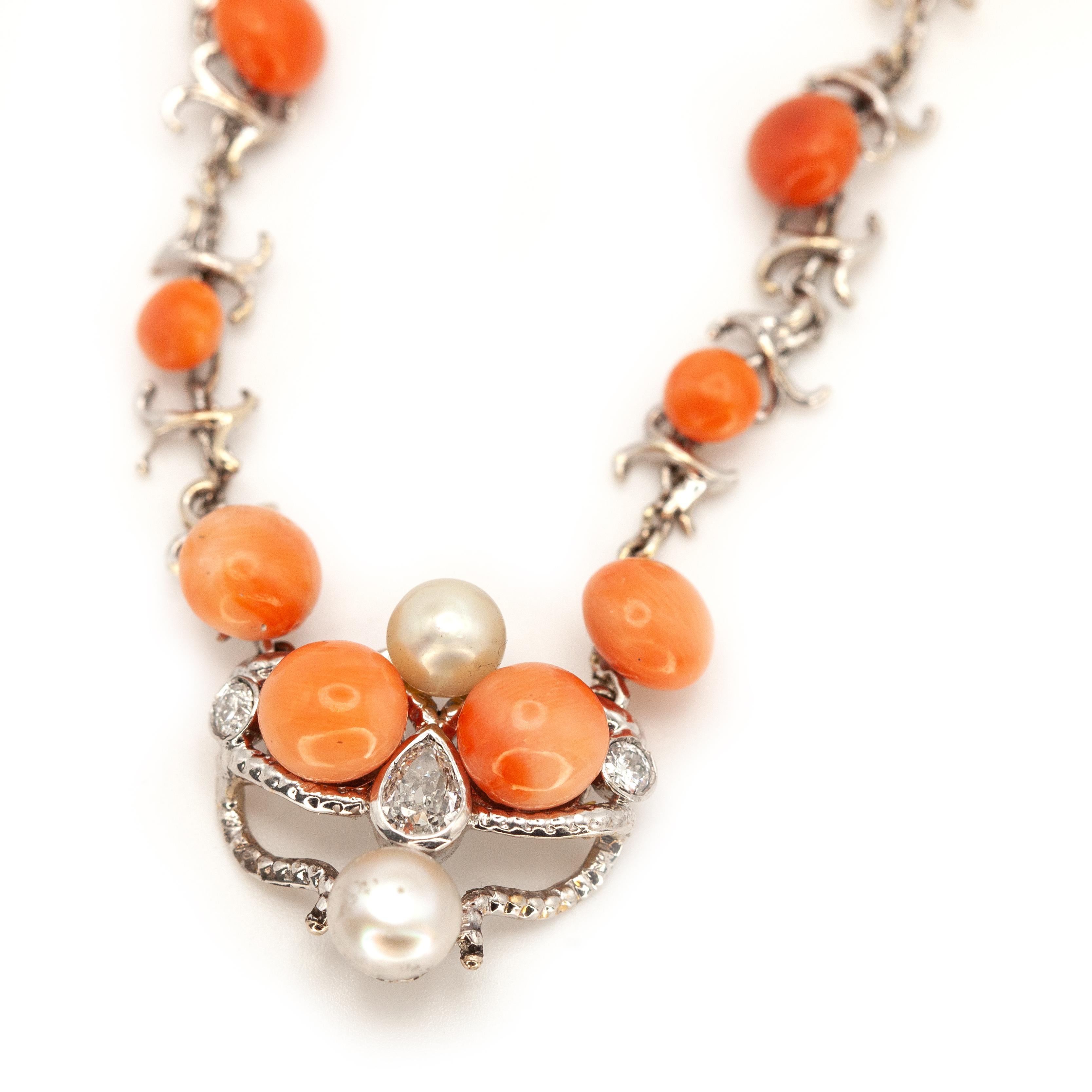 Cabochon Collana antica in platino con corallo, perle e diamanti in vendita