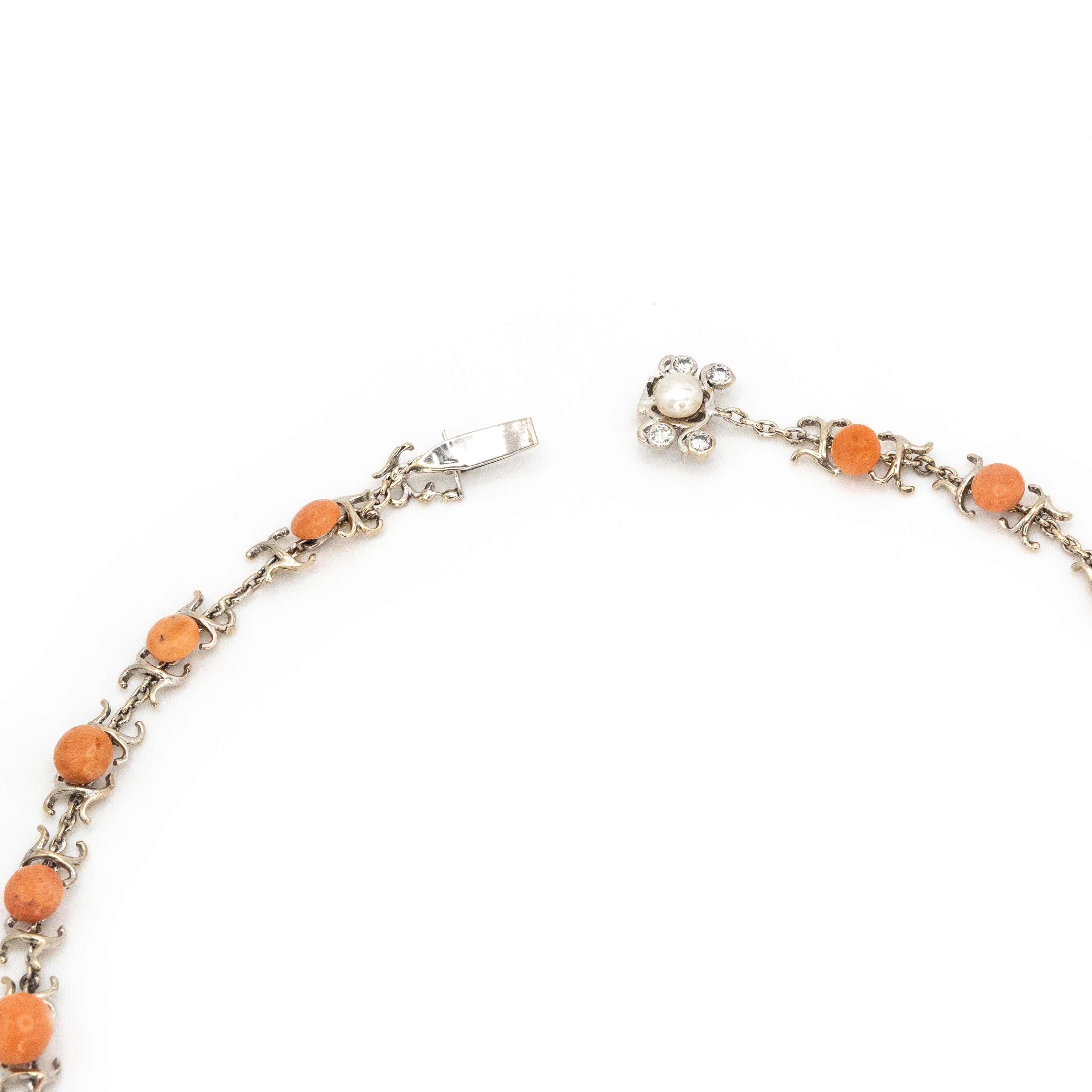 Collana antica in platino con corallo, perle e diamanti In condizioni buone in vendita a New York, NY