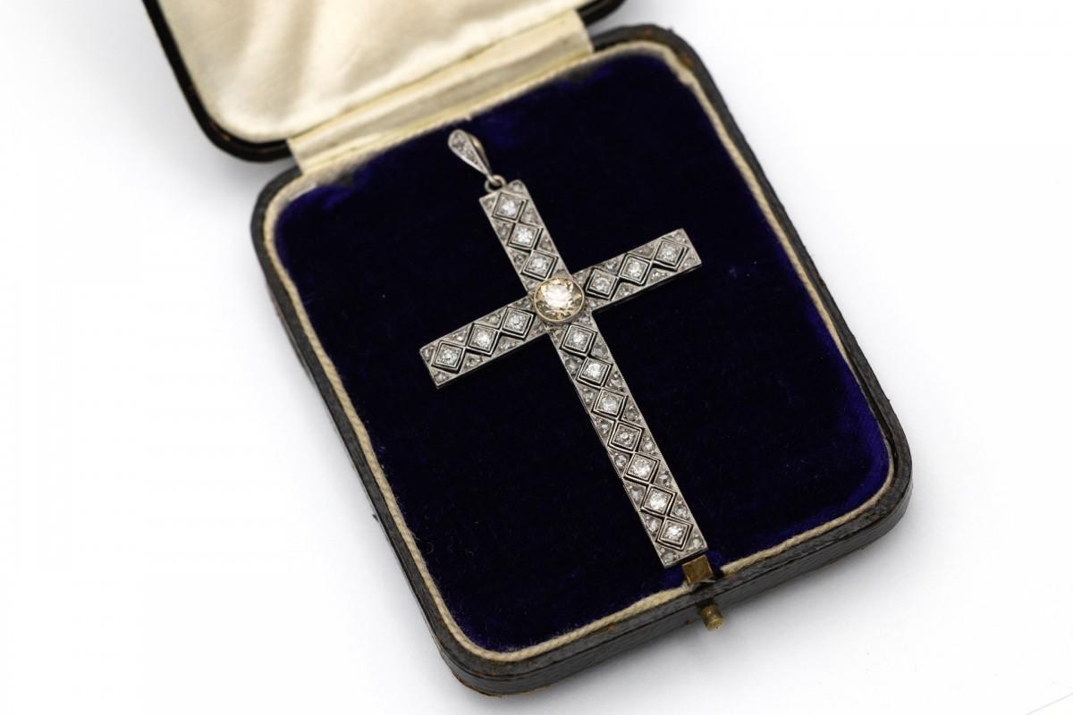A unique, old platinum cross with diamonds.

Platinum fineness 0.813.

Weight: 8.90g.

Origin: France, mid 20th century.

Dimensions: 6.5 x 6.40 x 3.92.

The main diamond is brilliant cut, SI1 purity, fancy yellow, weighing 1.01 ct.

Additionally,