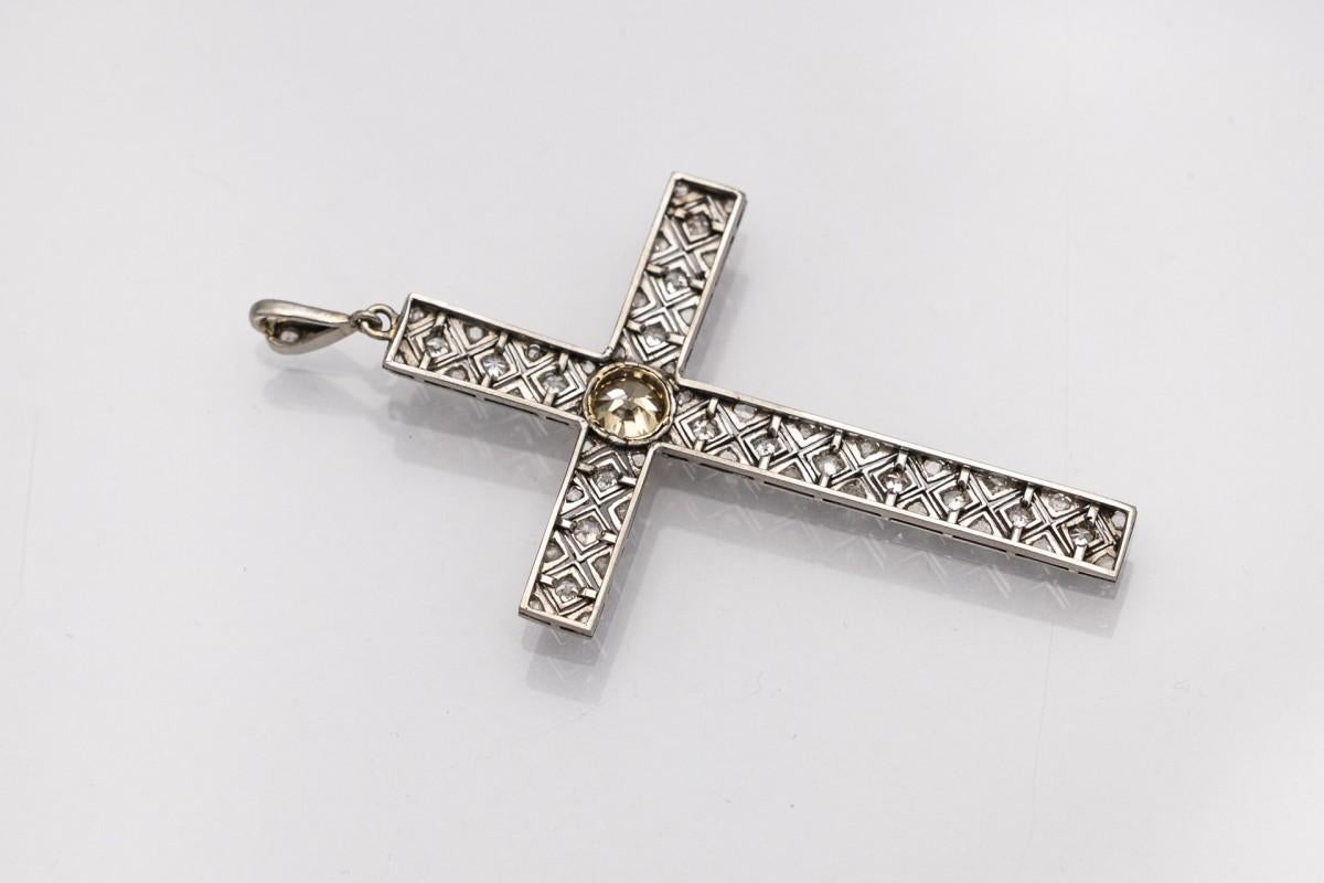 Brilliant Cut Antique platinum cross with diamonds, France, early 20th century. For Sale
