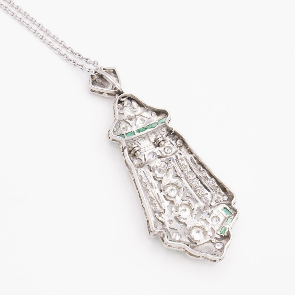 Art déco Pendentif ancien en platine, diamants et émeraudes sur chaîne longue en platine en vente