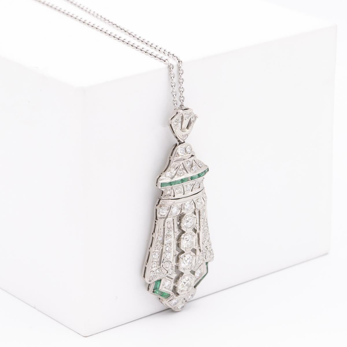 Taille ronde Pendentif ancien en platine, diamants et émeraudes sur chaîne longue en platine en vente