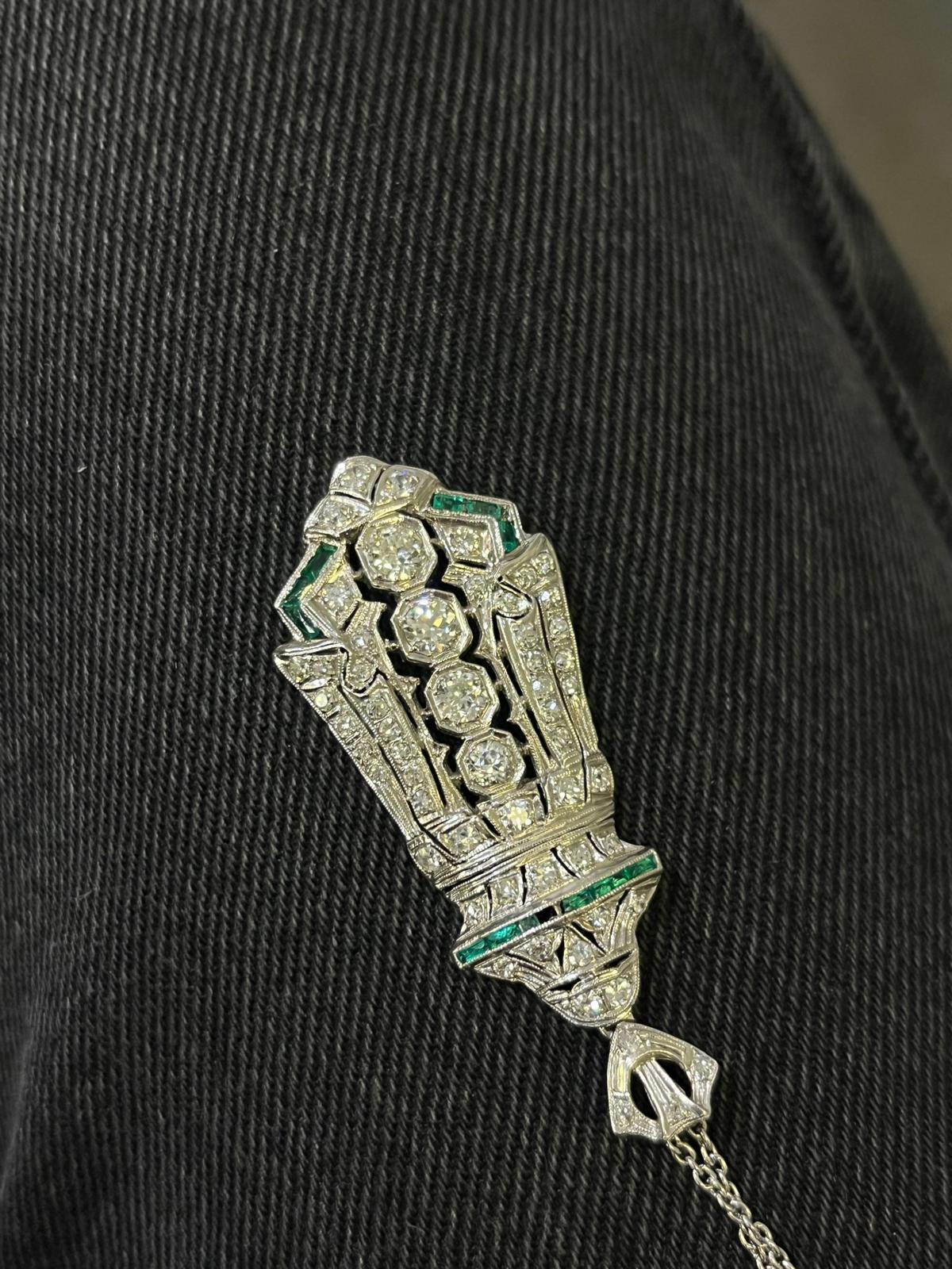Pendentif ancien en platine, diamants et émeraudes sur chaîne longue en platine État moyen - En vente à Princeton, NJ