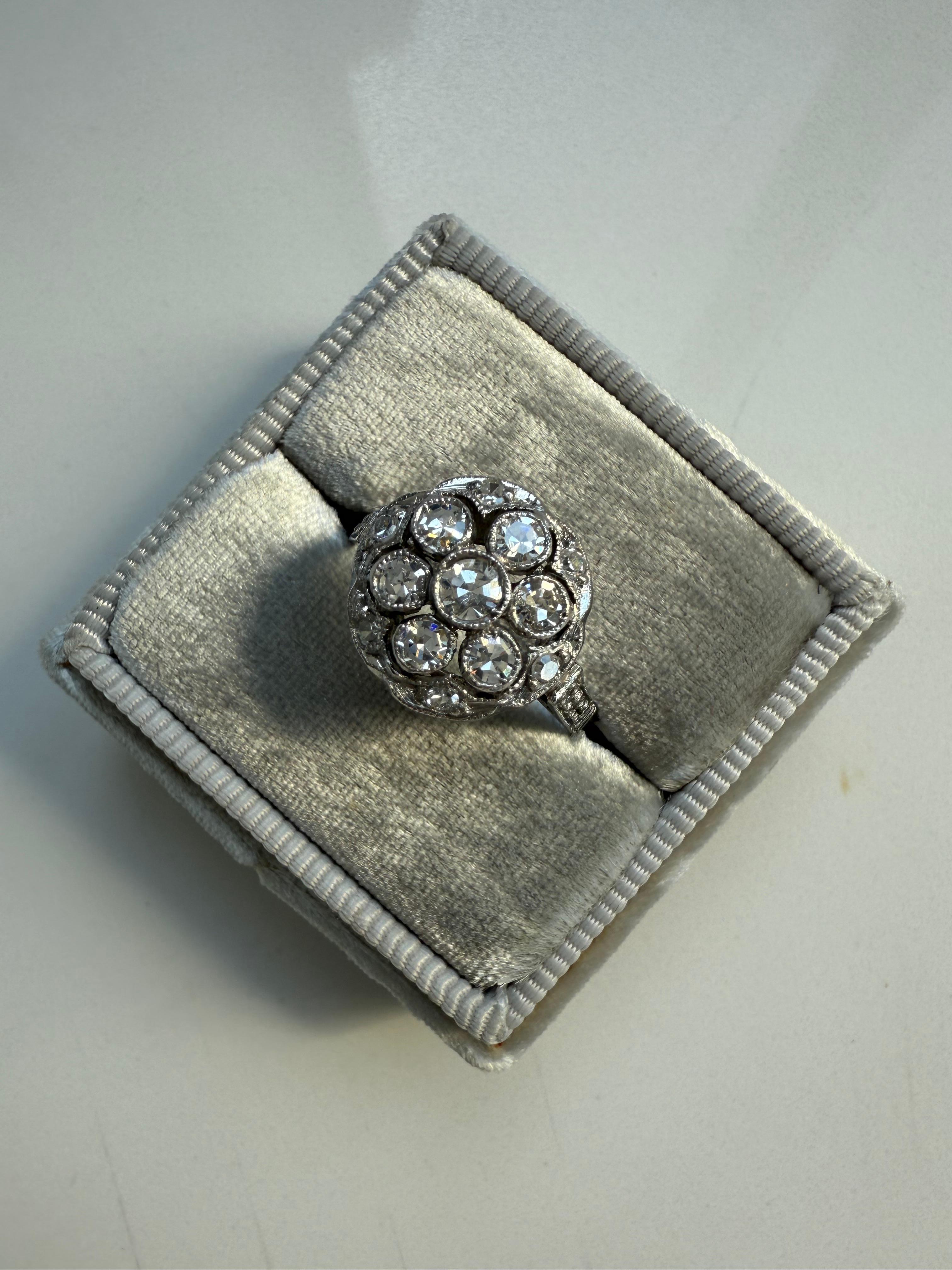 Taglio singolo Anello di fidanzamento antico in platino con diamanti a grappolo - 0,94ct. in vendita