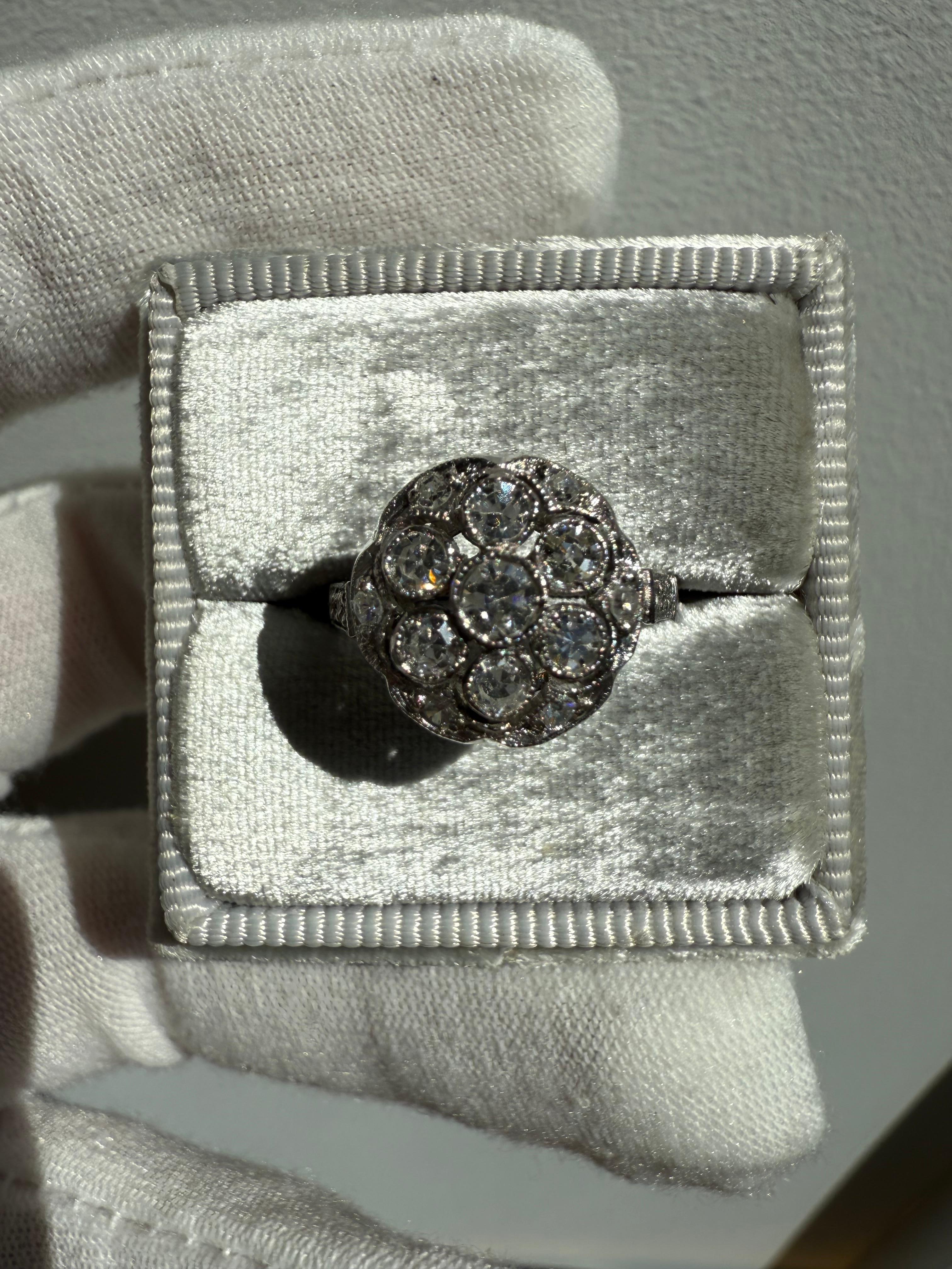 Anello di fidanzamento antico in platino con diamanti a grappolo - 0,94ct. In condizioni buone in vendita a San Francisco, CA