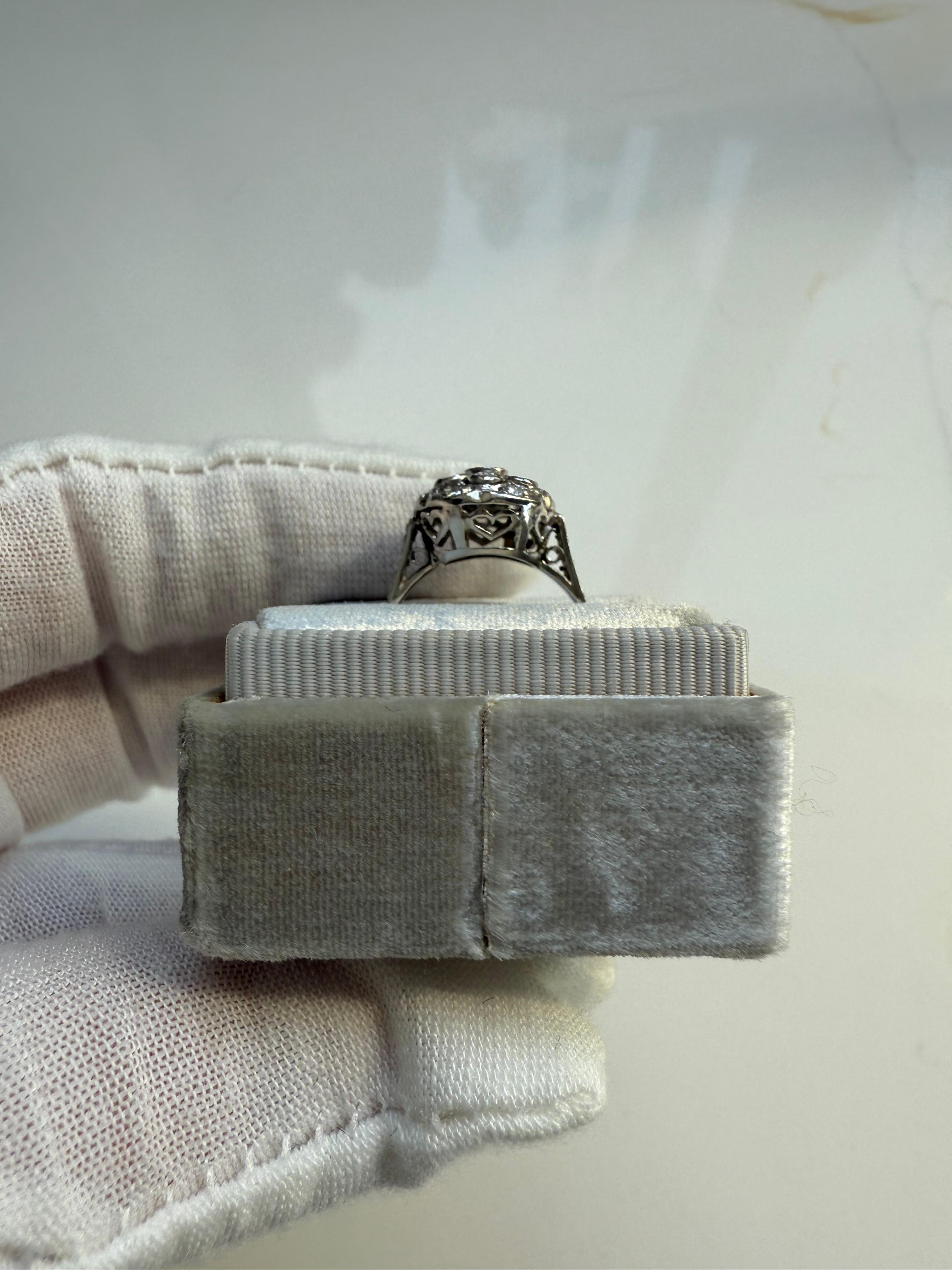 Anello di fidanzamento antico in platino con diamanti a grappolo - 0,94ct. in vendita 1