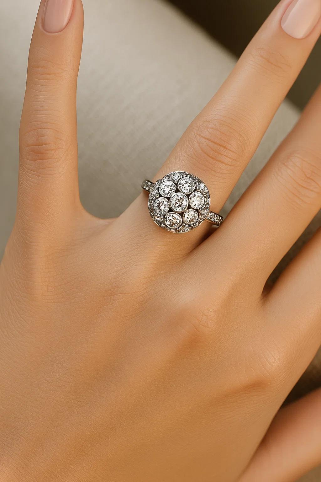 Anello di fidanzamento antico in platino con diamanti a grappolo - 0,94ct. in vendita 2