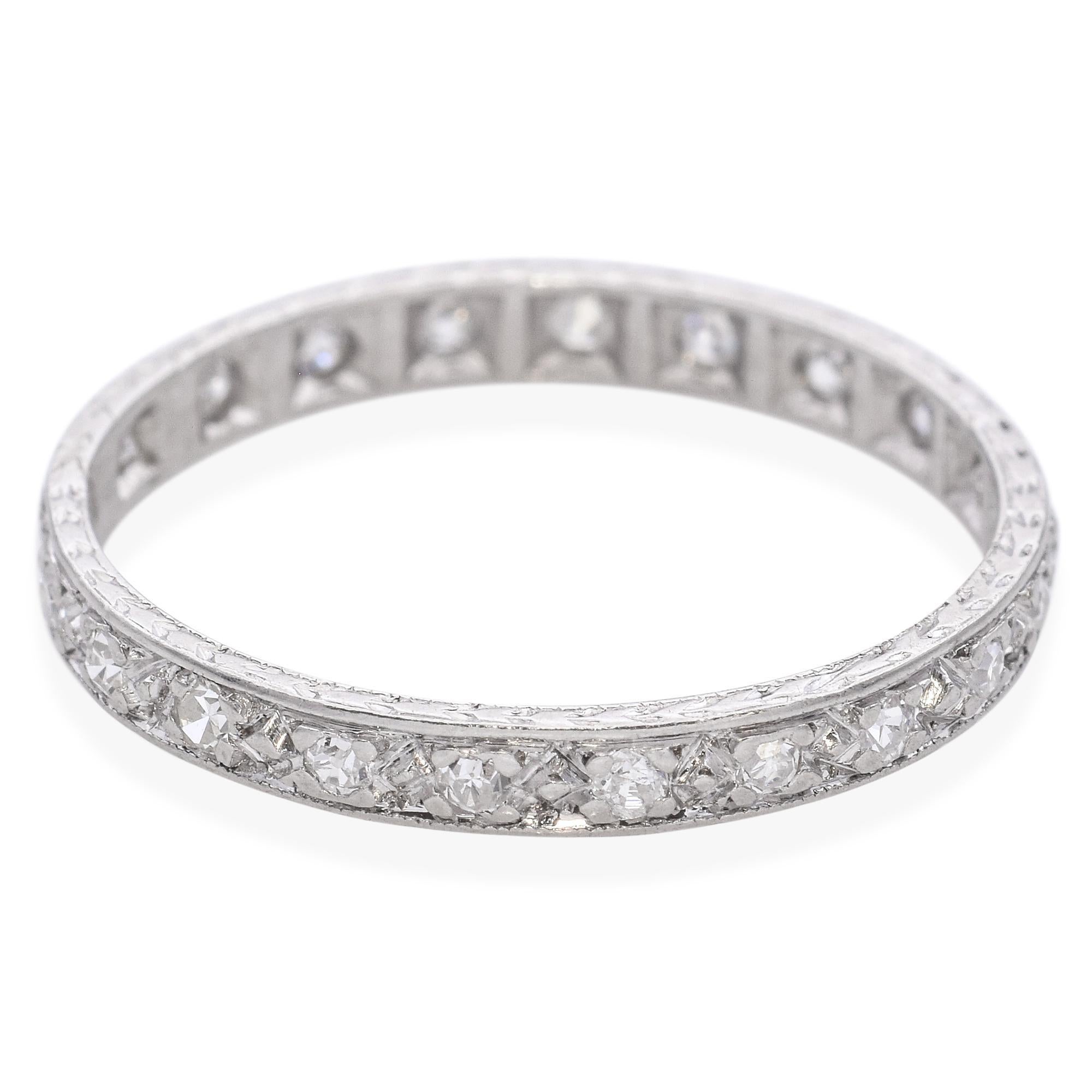 Anillo de Platino Antiguo con Eternidad de Diamantes en Bueno estado para la venta en New York, NY