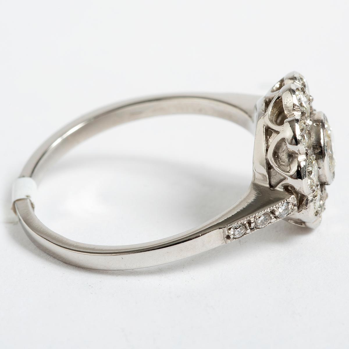 Ein hübsches Design im Blumenstil. Dieser antike Platin-Diamant-Cluster-Ring mit Diamantschultern stammt aus der Zeit um 1900 und ist ein wahrhaft seltenes und sammelwürdiges Stück. Der Ring ist in UK Größe N und US Größe 6.75 erhältlich. Gewicht