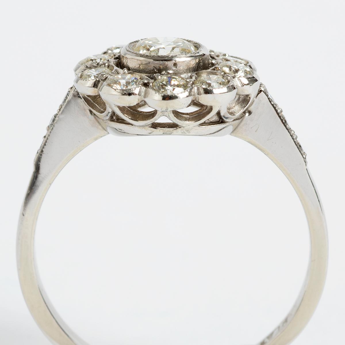 Antiker Platin-Diamant-Blumen-Cluster-Ring aus Platin. ist.75ct, j/ si1 Klarheit.  US 6.75 (Gemischter Schliff) im Angebot