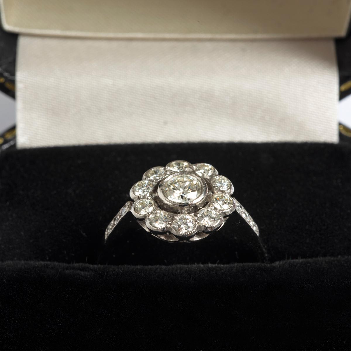 Antiker Platin-Diamant-Blumen-Cluster-Ring aus Platin. ist.75ct, j/ si1 Klarheit.  US 6.75 im Zustand „Hervorragend“ im Angebot in Canterbury, GB