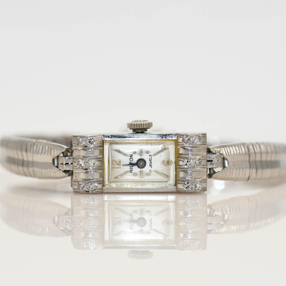 Montre Hilton ancienne pour dames, avec boîtier en platine et diamants.
Estampillé Platinum à l'intérieur de l'étui.
Mouvement suisse à remontage manuel de 17 rubis.
Testé pendant 5 heures et maintenu.
Sur le côté du boîtier se trouvent des diamants