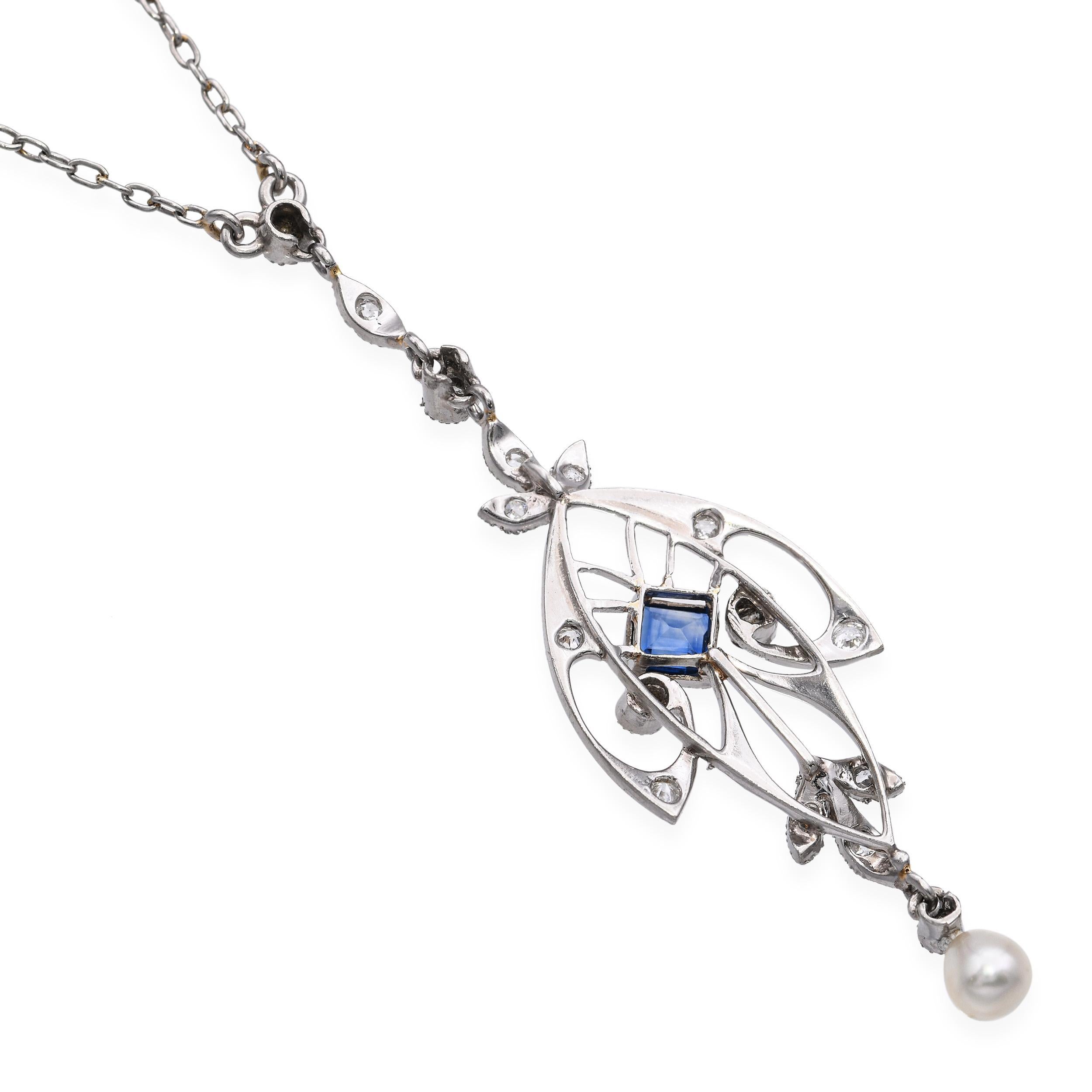 Questa collana antica, realizzata in platino, presenta un trio armonioso di diamanti, zaffiri e una singola perla. Il design presenta una delicata disposizione di diamanti taglio antico e ricchi zaffiri blu incastonati in platino con finitura