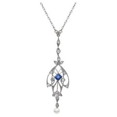 Collana antica in platino con diamanti, zaffiri e perle