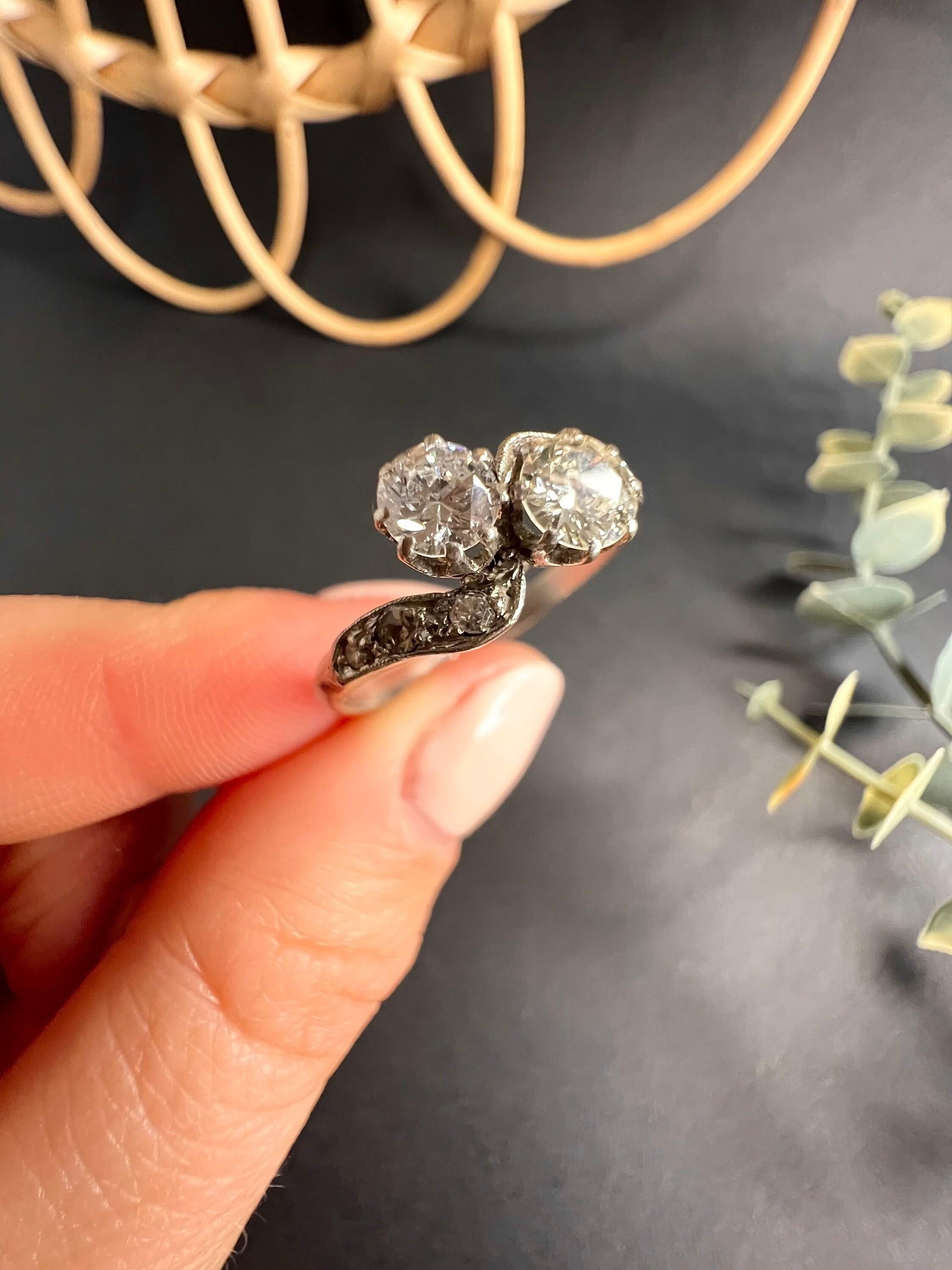 Antique Platinum Diamond Toi et Moi Crossover Engagement Ring In Good Condition For Sale In Brighton, GB