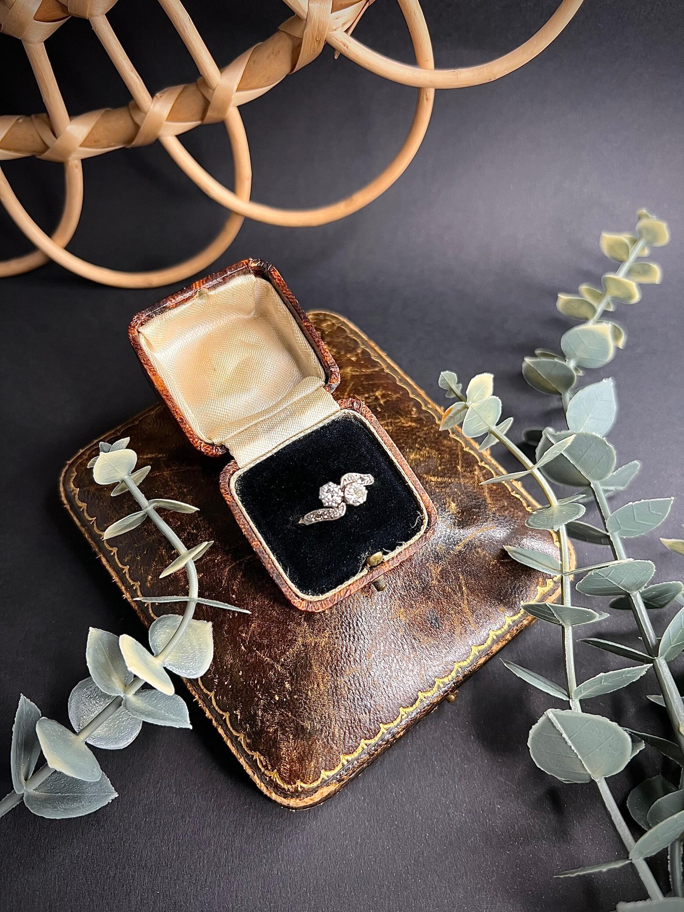 Antique Platinum Diamond Toi et Moi Crossover Engagement Ring For Sale 1
