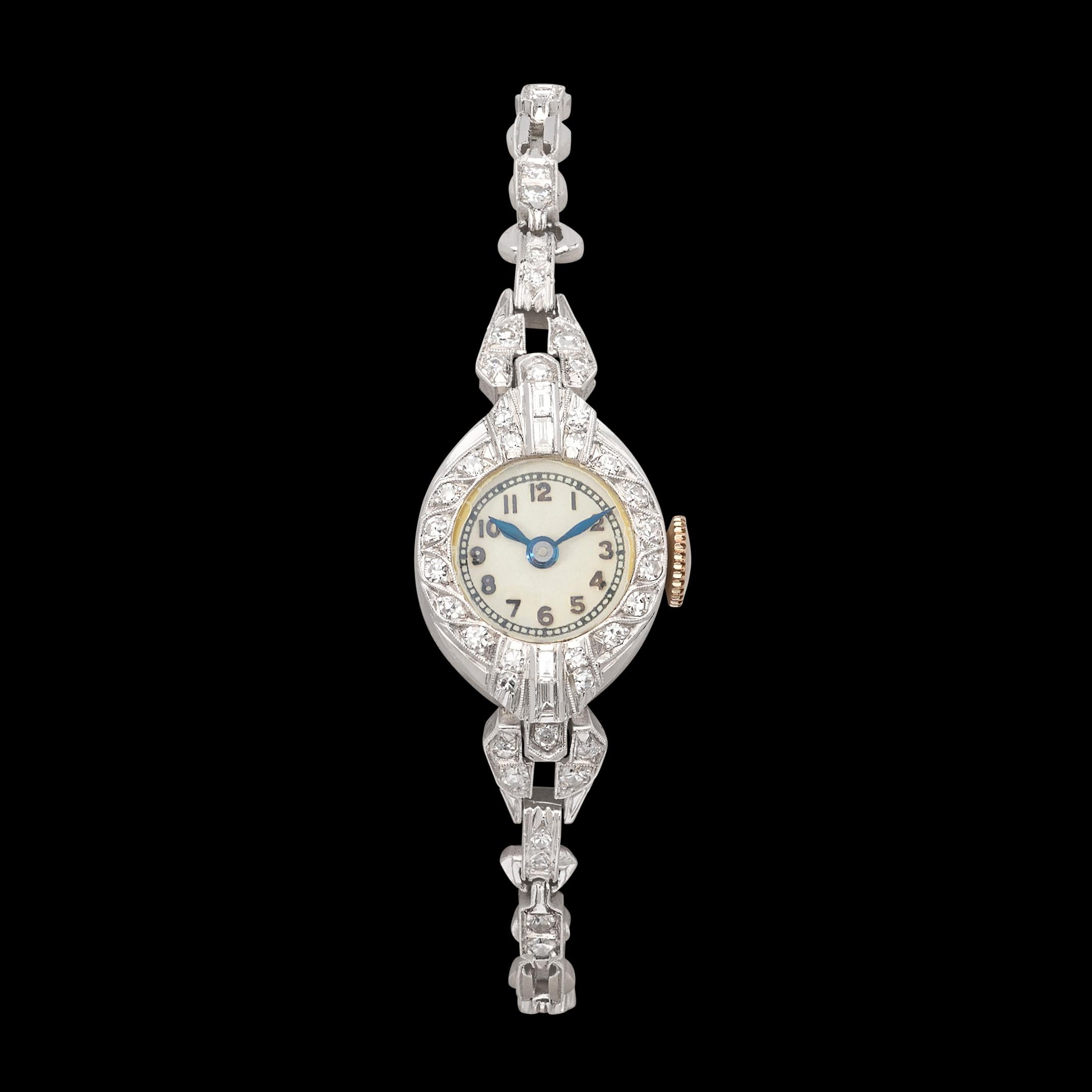 Man spürt förmlich die Geschichten, die diese Uhr in sich trägt, weil sie über die Jahre weitergegeben wurde. Diese schöne antike Platin-Diamantenuhr verfügt über etwa 52 funkelnde Diamanten von 0,80 Karat. Die Uhr ist noch in gutem Zustand und