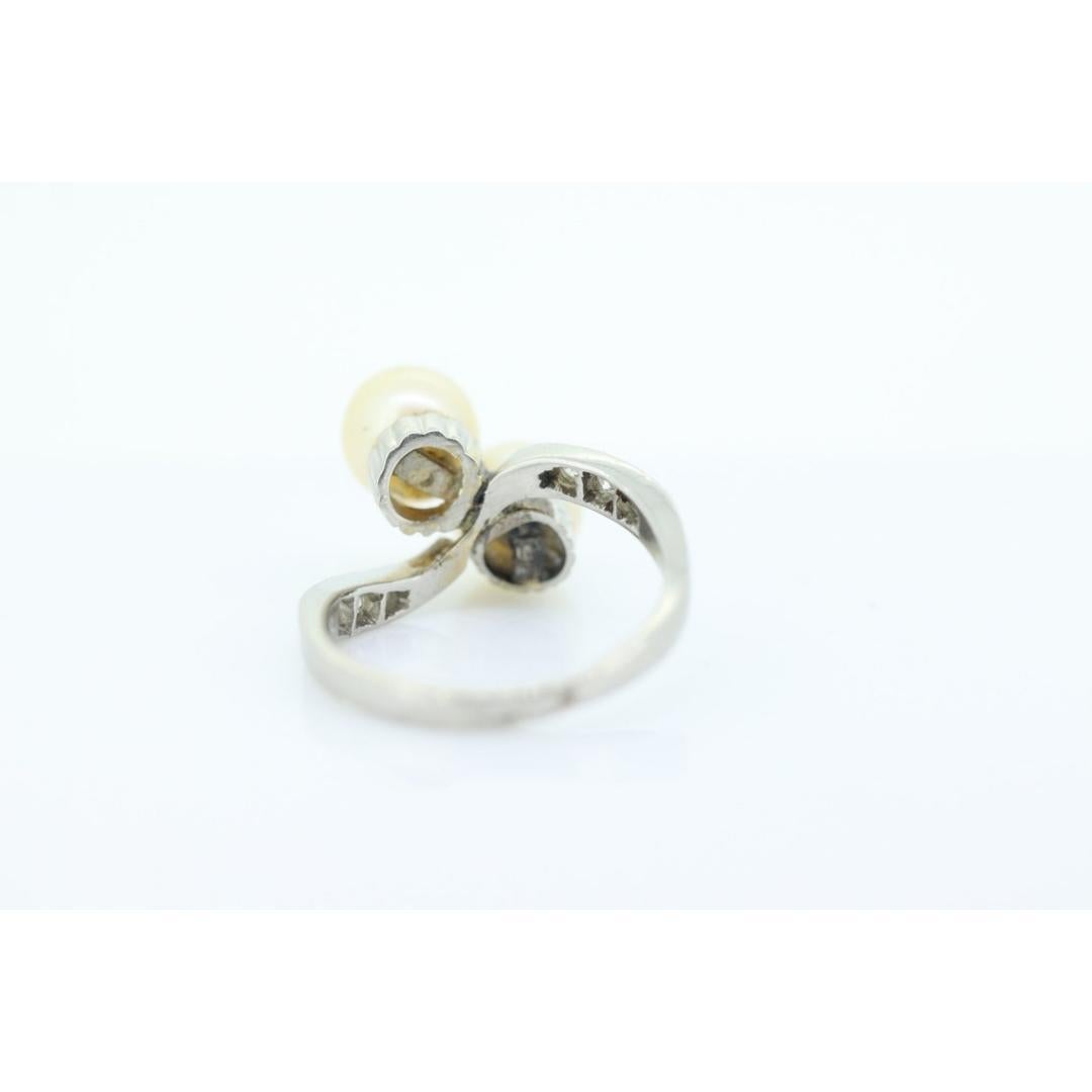 Vintage By aus den 1920er Jahren
Größe: 5 US
MATERIALIEN: Gold, Platin
Edelstein: Perle
Edelsteinfarbe: Weiß
Bandfarbe: Weiß

Stil: Mitte des Jahrhunderts

Atemberaubender Designer-Ring. Antike. Hergestellt in den 20er/30er